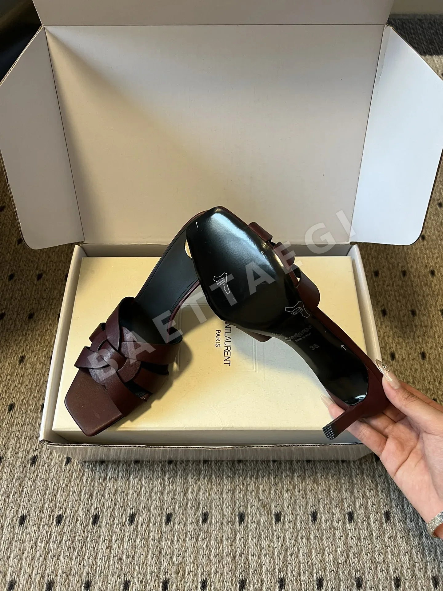 생로랑 입체 짜임 스트랩 스퀘어 토 여성 구두 상세 이미지 4