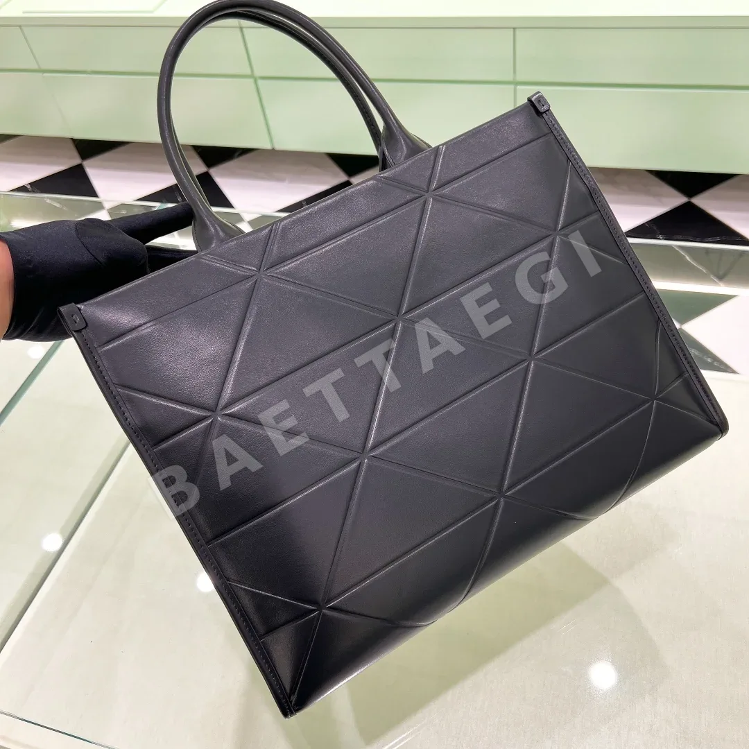 프라다 퀼팅 송아지가죽 라지 토트백 1BA377 상세 이미지 3