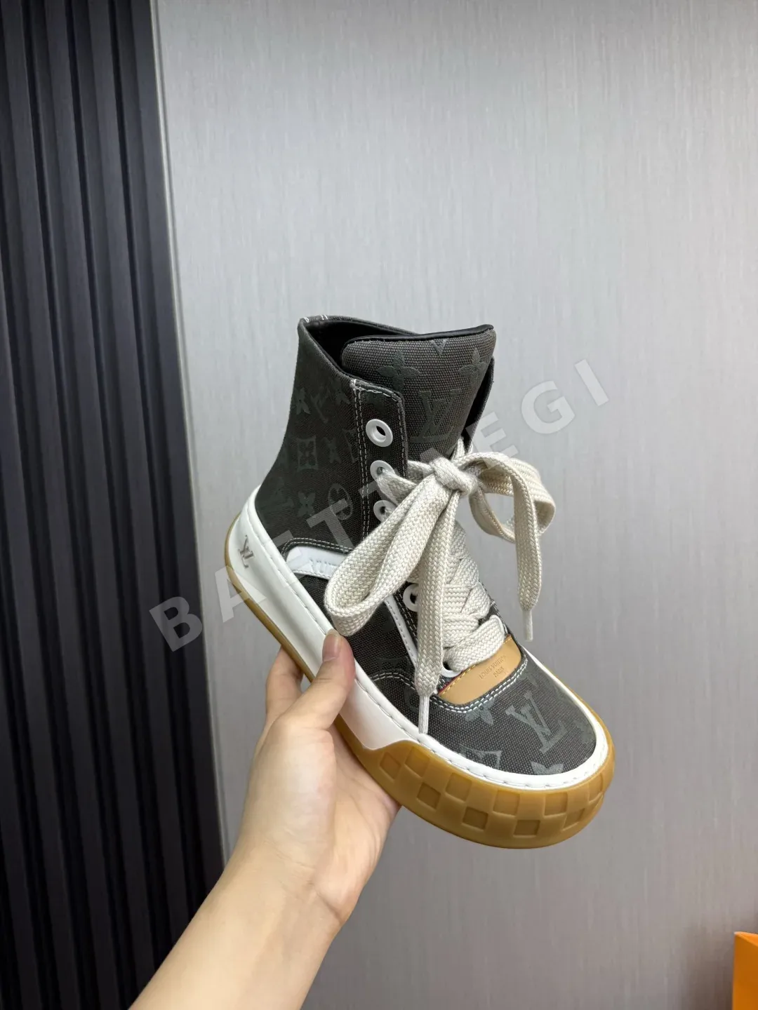 루이비통 틸티드 하이탑 스니커즈 상세 이미지 8