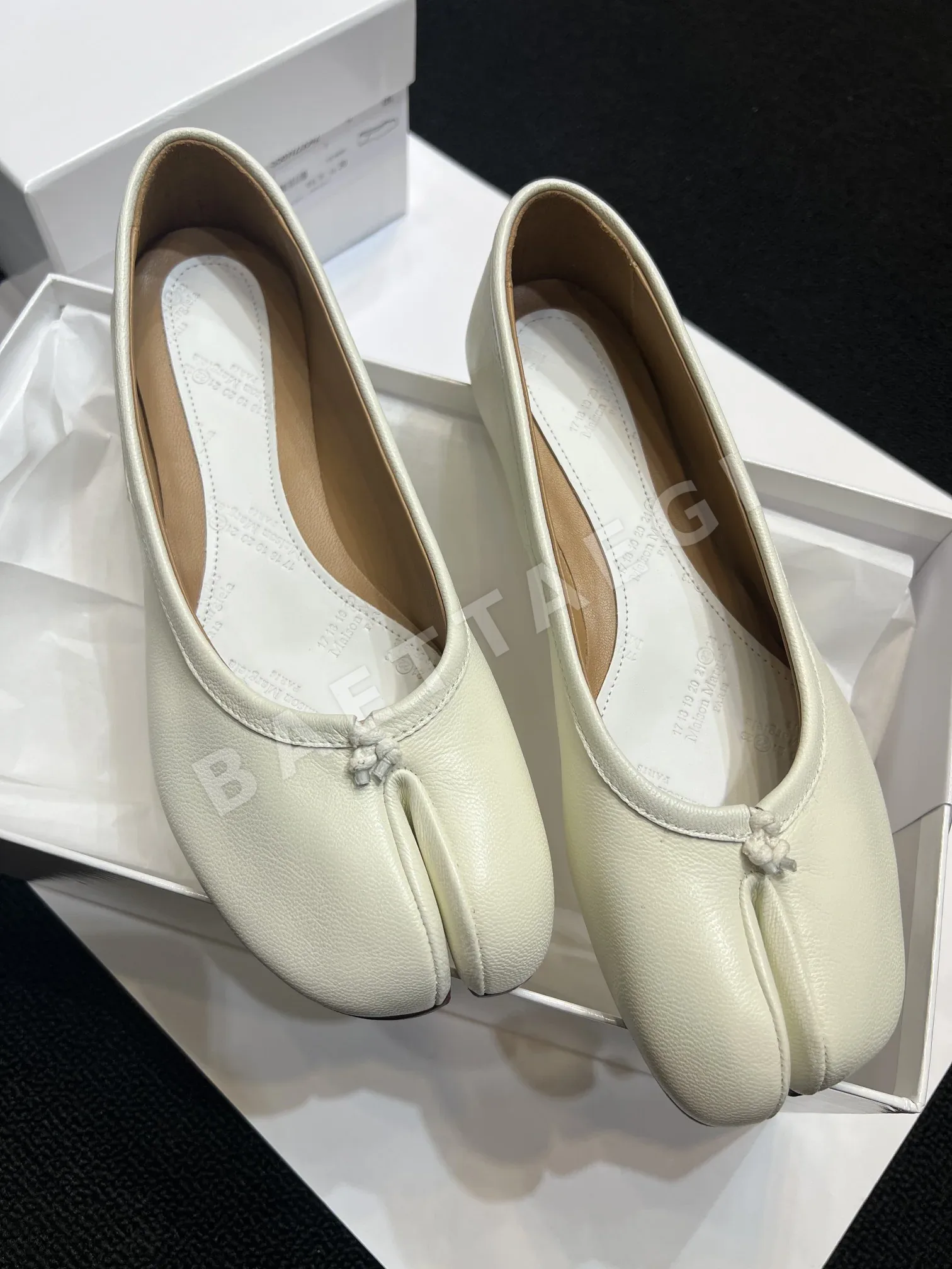 마르지엘라 크랙 패턴 스플릿토 발레 슈즈 94750