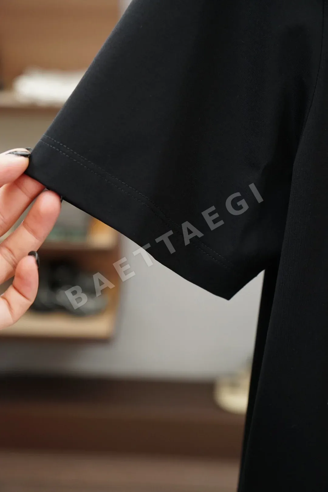 베르사체 라인스톤 로고 크루넥 남성 반팔 티셔츠 상세 이미지 9
