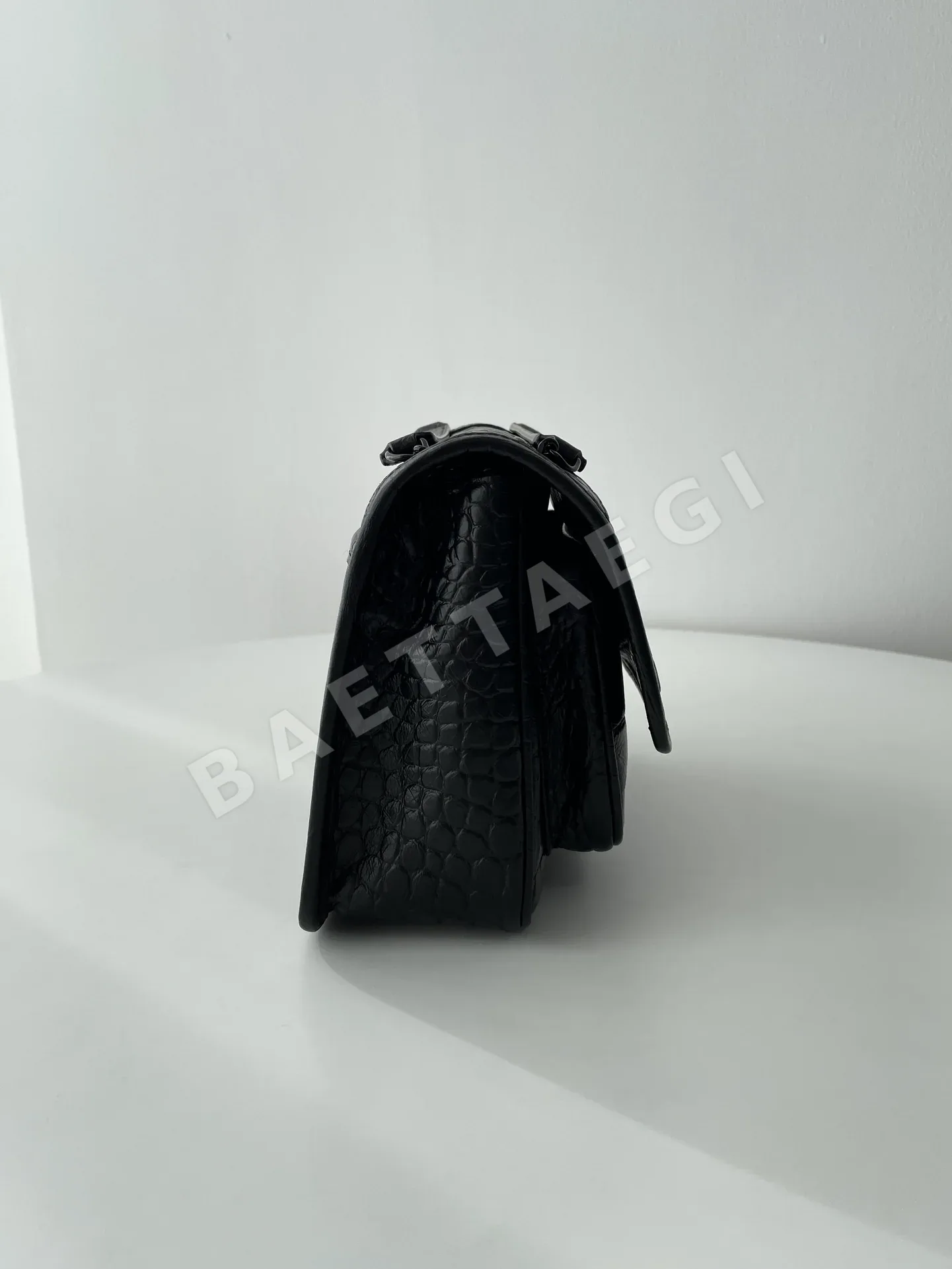 생로랑 니키 베이비 악어 패턴 가방 상세 이미지 3