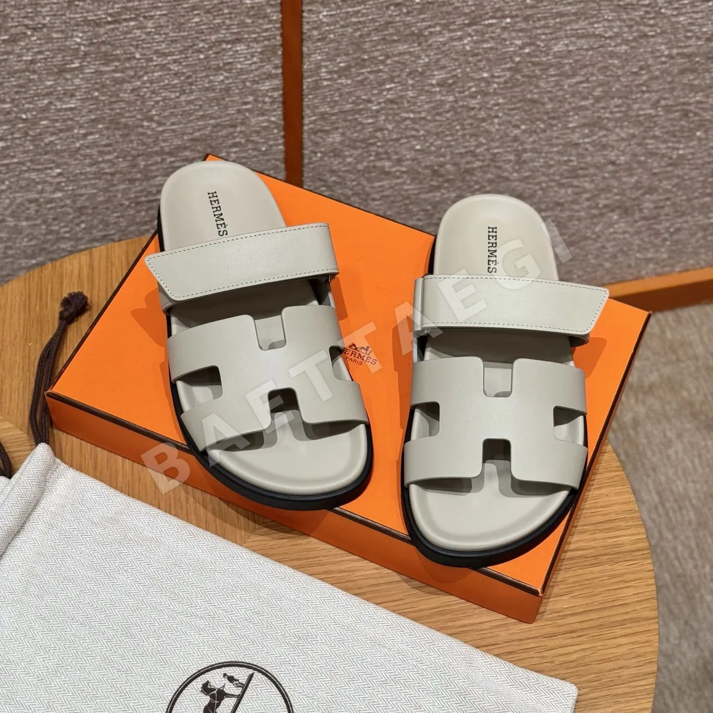에르메스 시프레 샌들 베이지 카프스킨 디자인 상세 이미지 4
