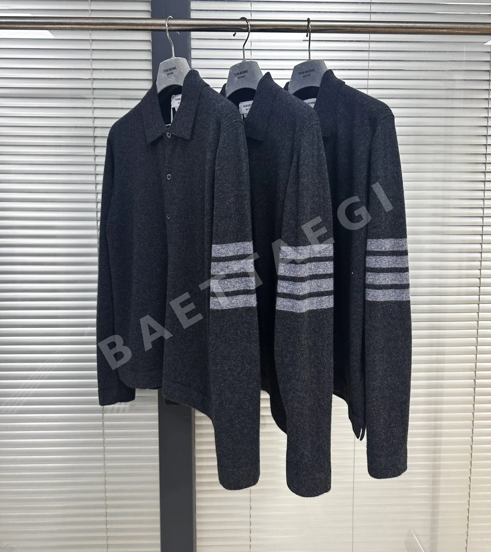 톰브라운 캐시미어 그레이 4바 스트라이프 폴로 카라 니트 상세 이미지 5