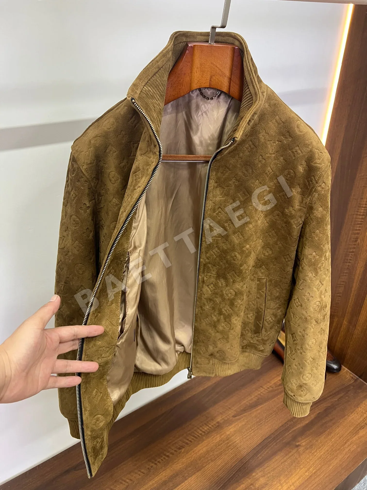 루이비통 모노그램 프린트 스웨이드 램스킨 스탠드 카라 자켓 상세 이미지 3