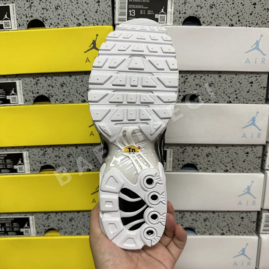 나이키 [DF] 에어 맥스 플러스 DM2362-001 201065 Nike Air Max Plus Black White 상세 이미지 6