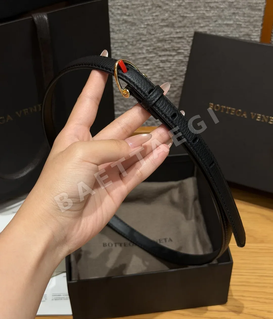 보테가베네타 말굽 핀 버클 슬림 가죽 벨트 상세 이미지 4