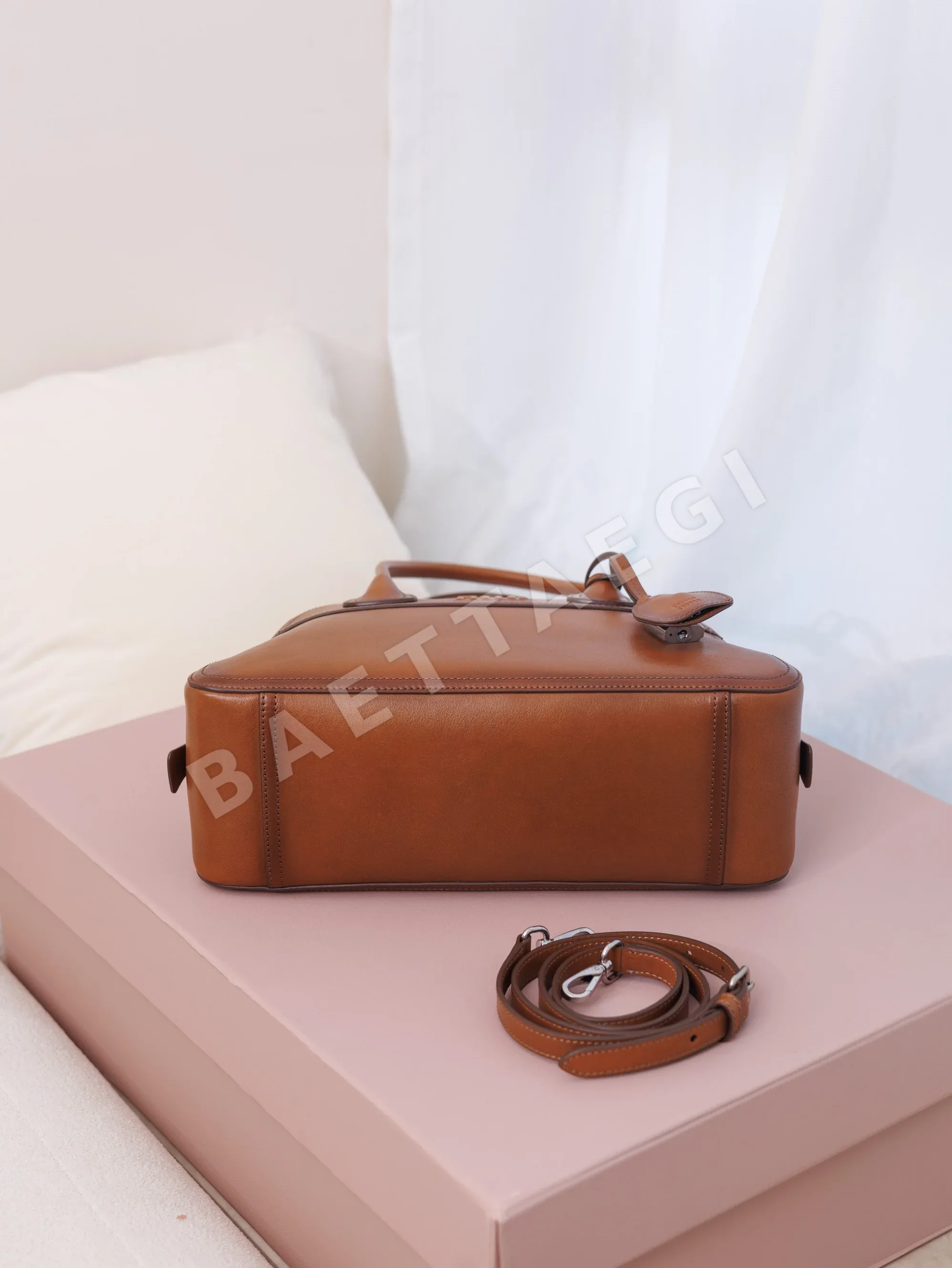 미우미우 LAYA 레귤러 핏 핸드백 5BB199 M1580 상세 이미지 7