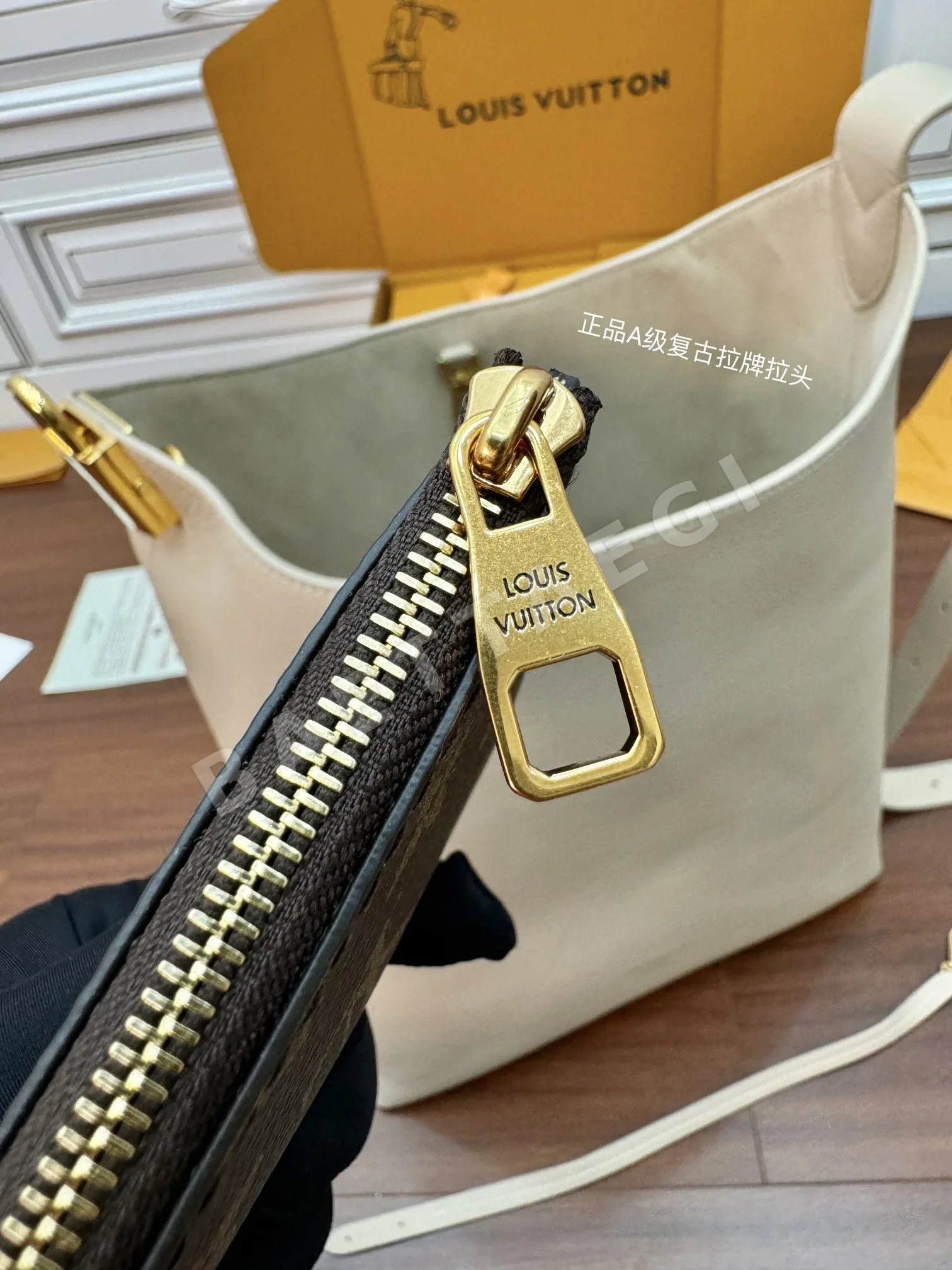 루이비통 M25022 가죽 가방 상세 이미지 5