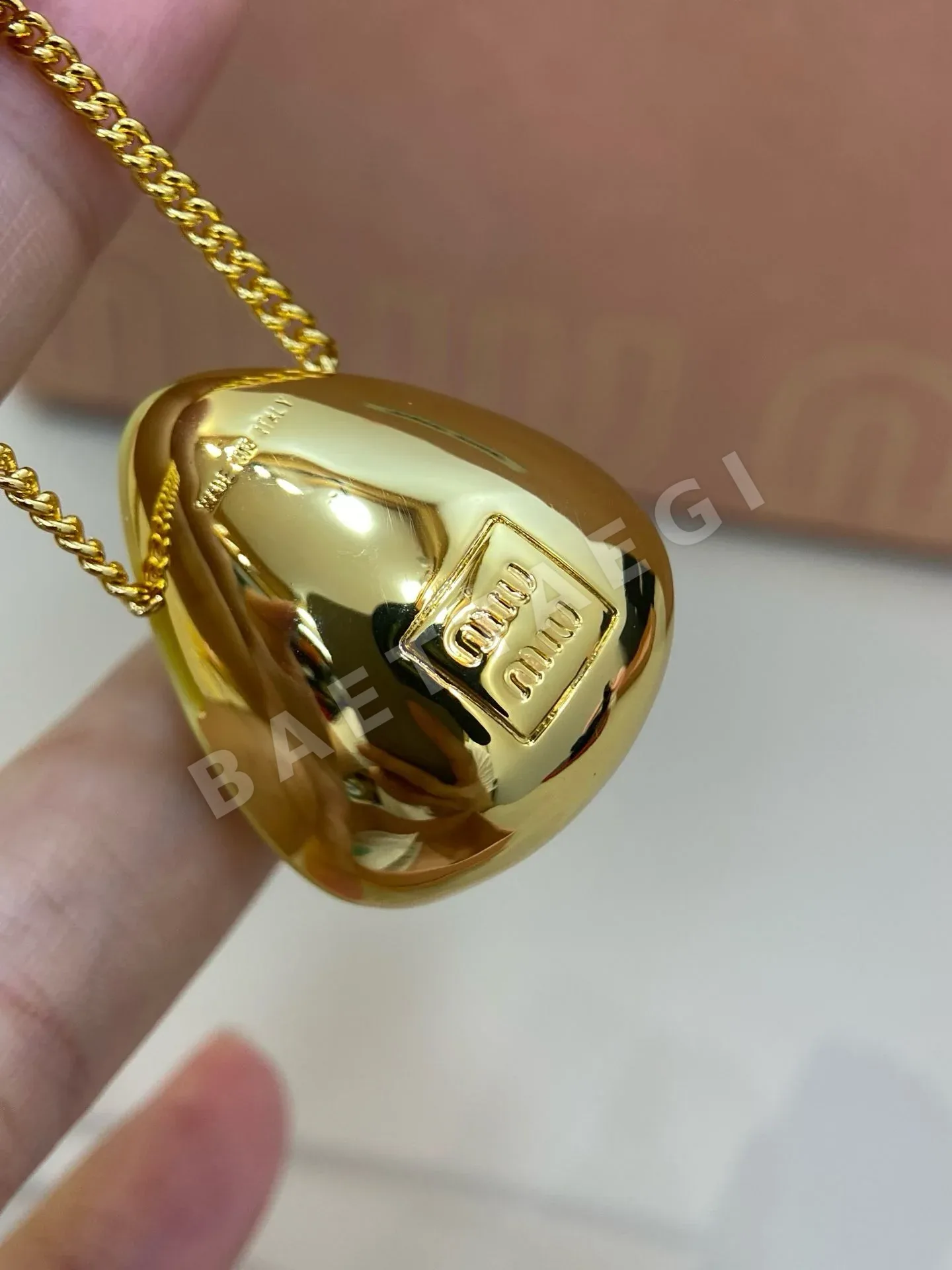 미우미우 에나멜 스퀘어 레터 목걸이 상세 이미지 6