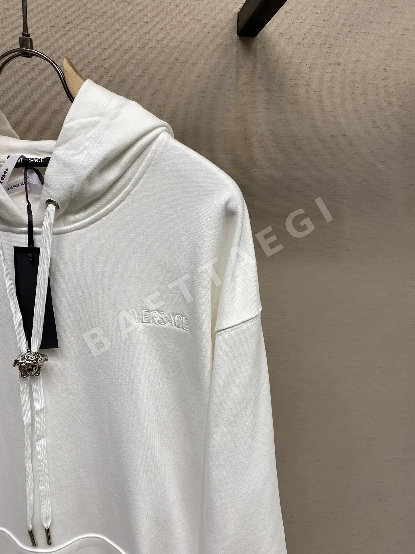 베르사체 남성 무지 플루오버 후드 스웨트셔츠 상세 이미지 4