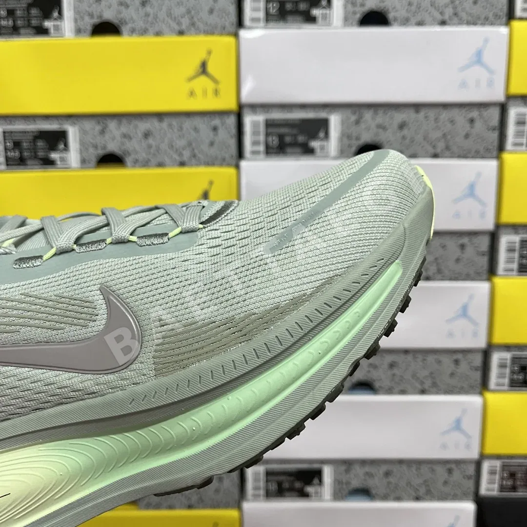 나이키 줌 보메로 18 HM6803-002 201093 Nike Zoom Vomero 18 상세 이미지 9