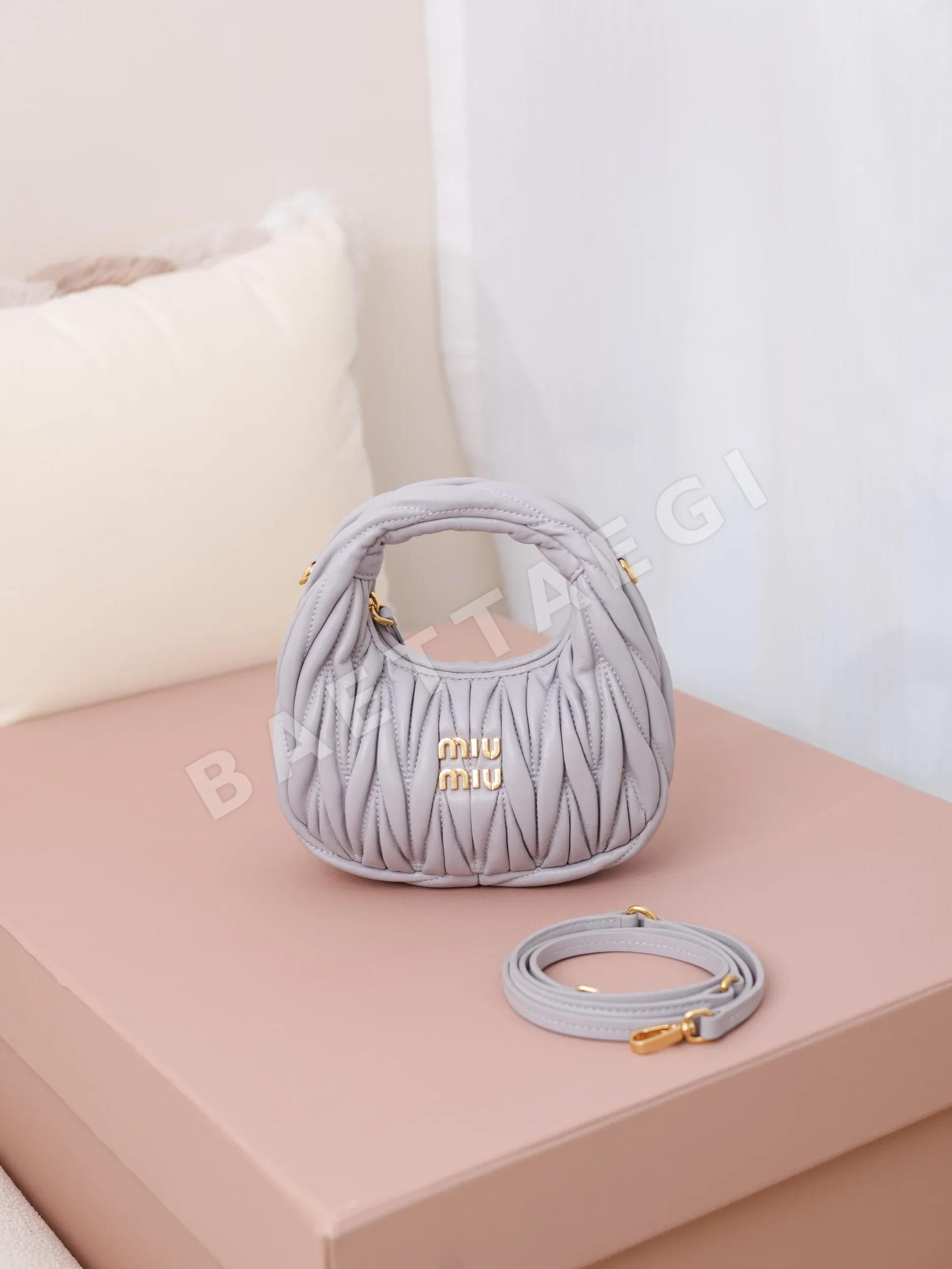 미우미우 원더 미니 램스킨 핸드백 68744