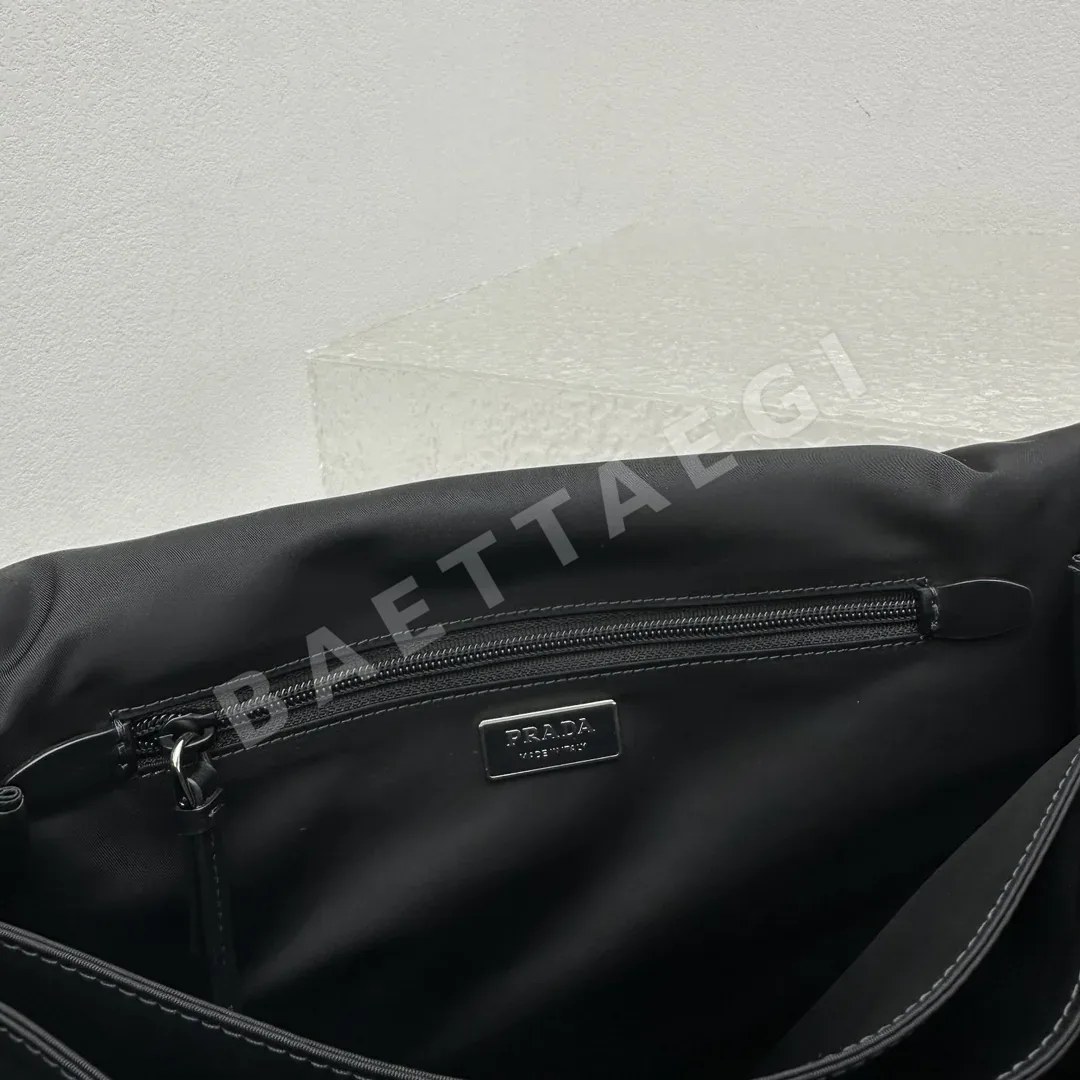 프라다 나일론 삼각 로고 대형 메신저백 상세 이미지 8