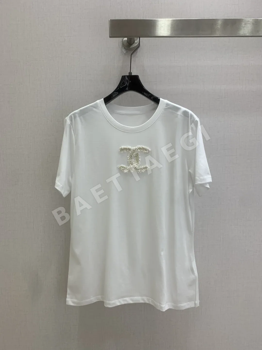 샤넬 더블 C 자수 3D 비즈 반팔 티셔츠 103844