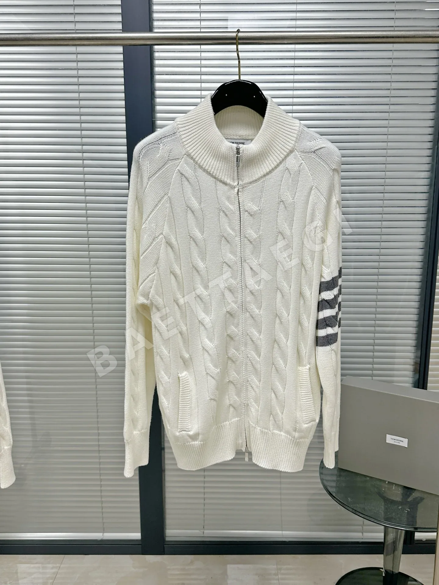 톰브라운 그레이 케이블 모크넥 니트 남녀공용 상세 이미지 2