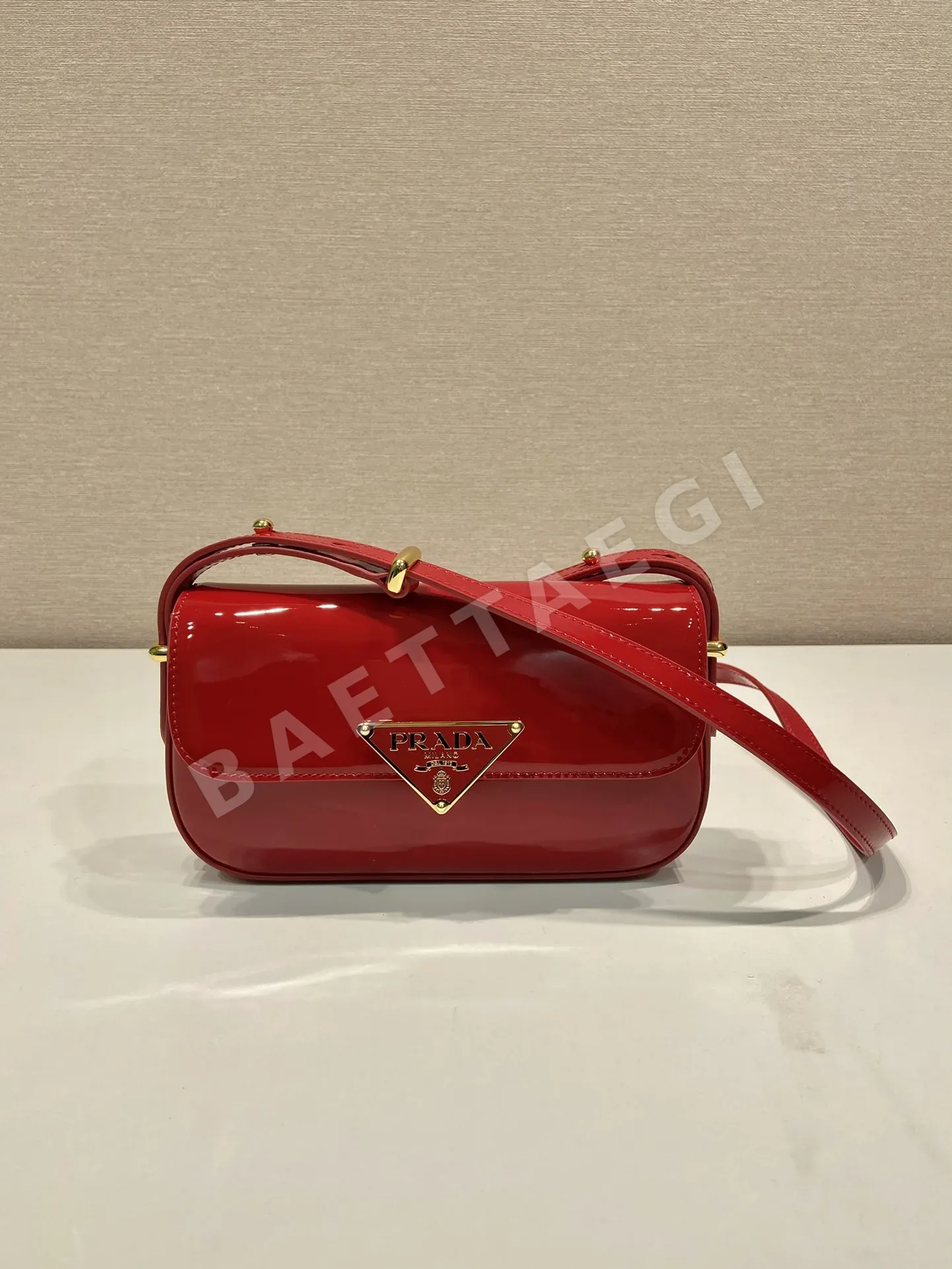프라다 페이턴트 가죽 숄더백 1BD339 67021