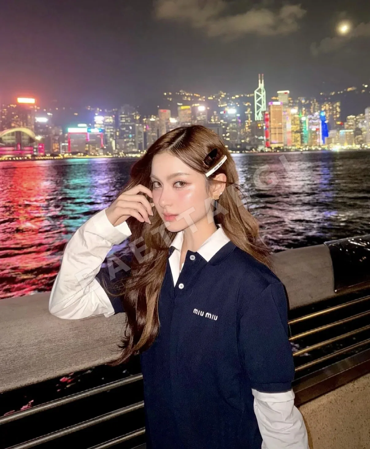 미우미우 컬러 에나멜 메탈 원형 버튼 M자형 스터드 귀걸이 상세 이미지 8