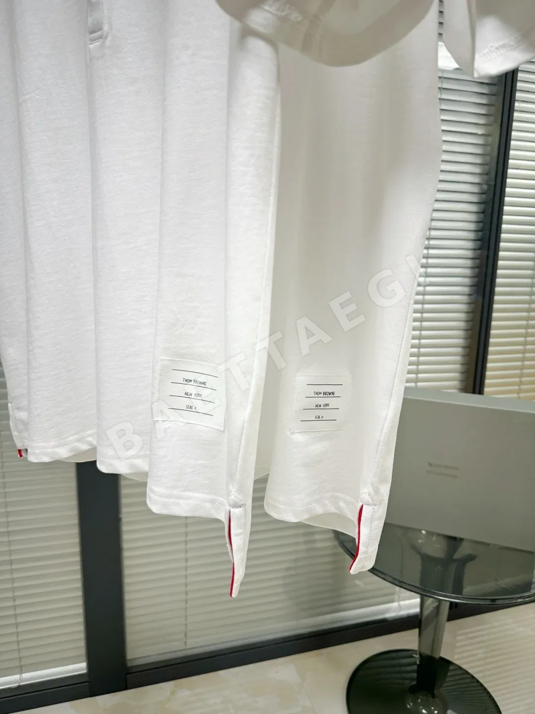 톰브라운 신버전 리브 짜임 어깨 4바 스트라이프 남성 반팔 폴로셔츠 상세 이미지 6