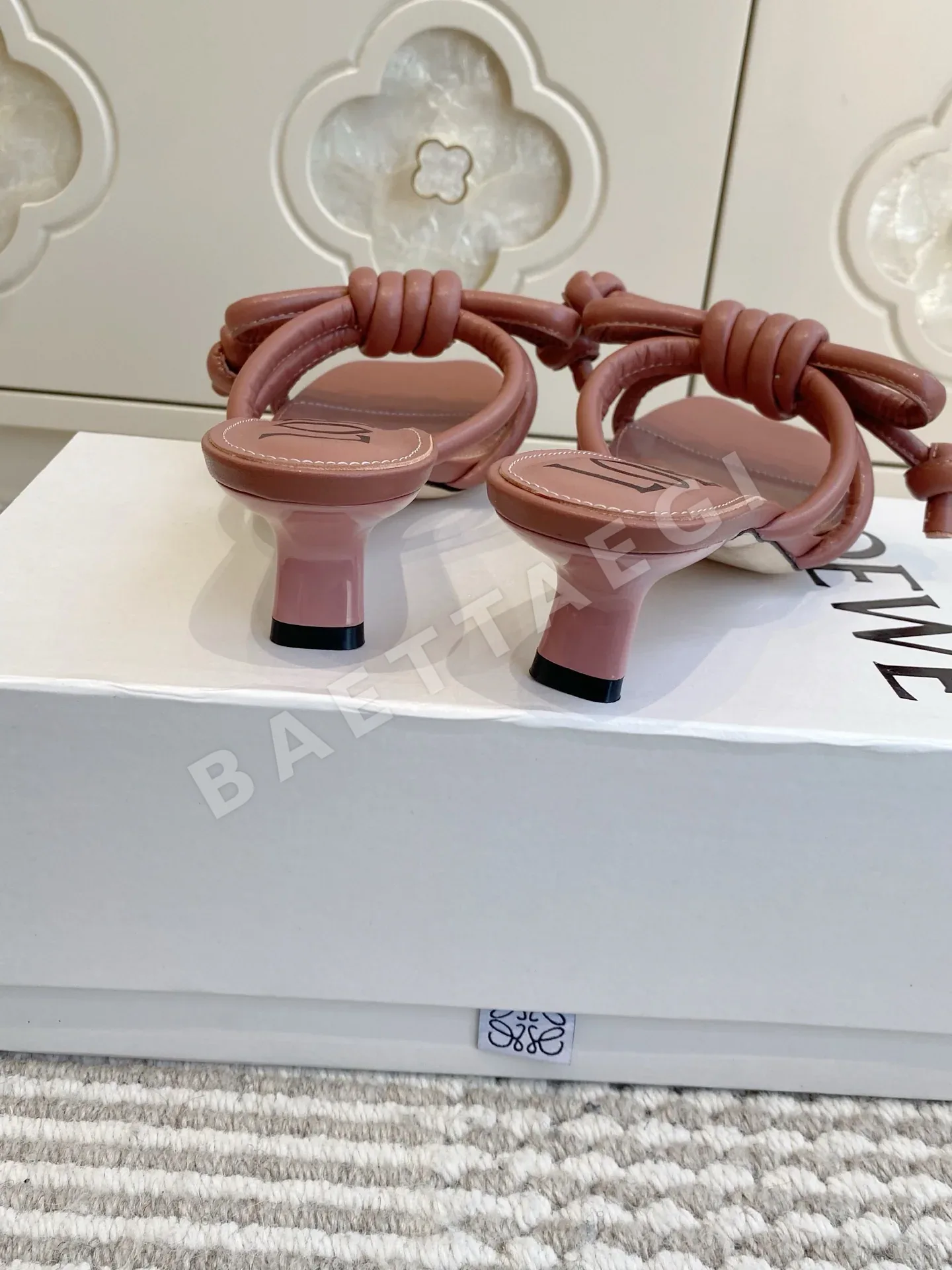 로에베 보우타이 키튼힐 샌들 상세 이미지 8