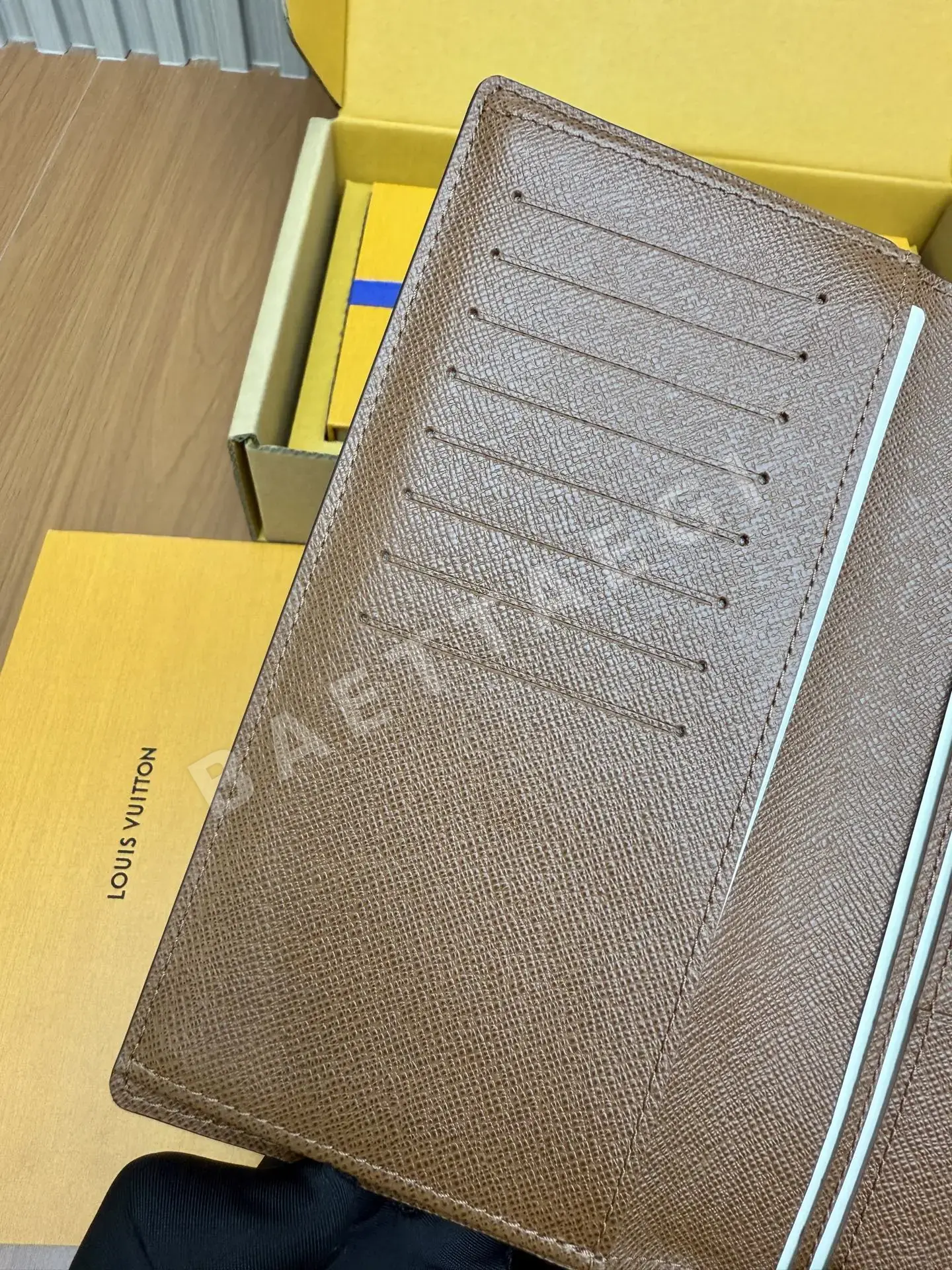 루이비통 M66540 스틸 지갑 상세 이미지 5