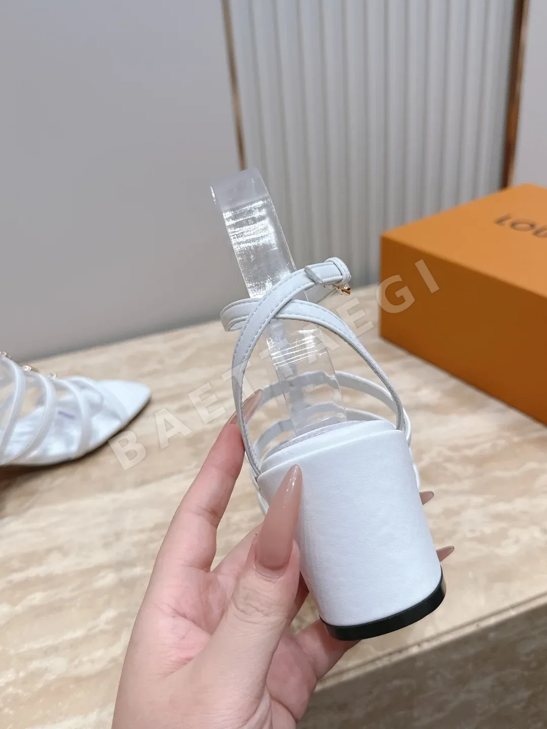 루이비통 메탈 버클 청키 힐 샌들 상세 이미지 9