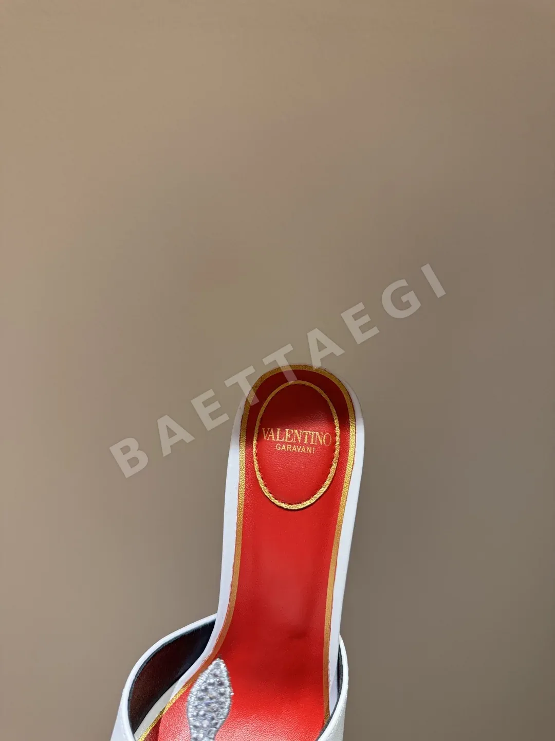 발렌티노 뱀피 라인스톤 장식 오픈백 힐 상세 이미지 5