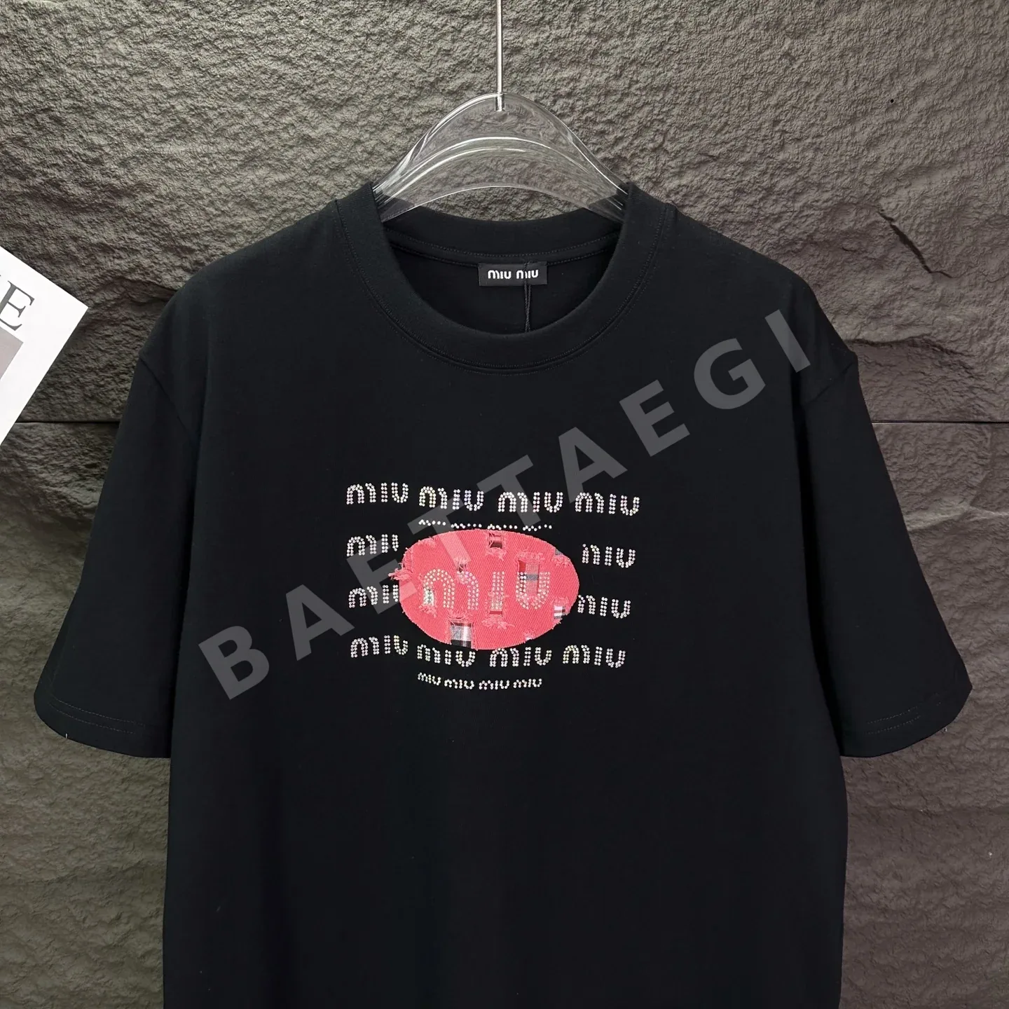 미우미우 아플리케 라인석 레터 로고 반팔 티셔츠 상세 이미지 5