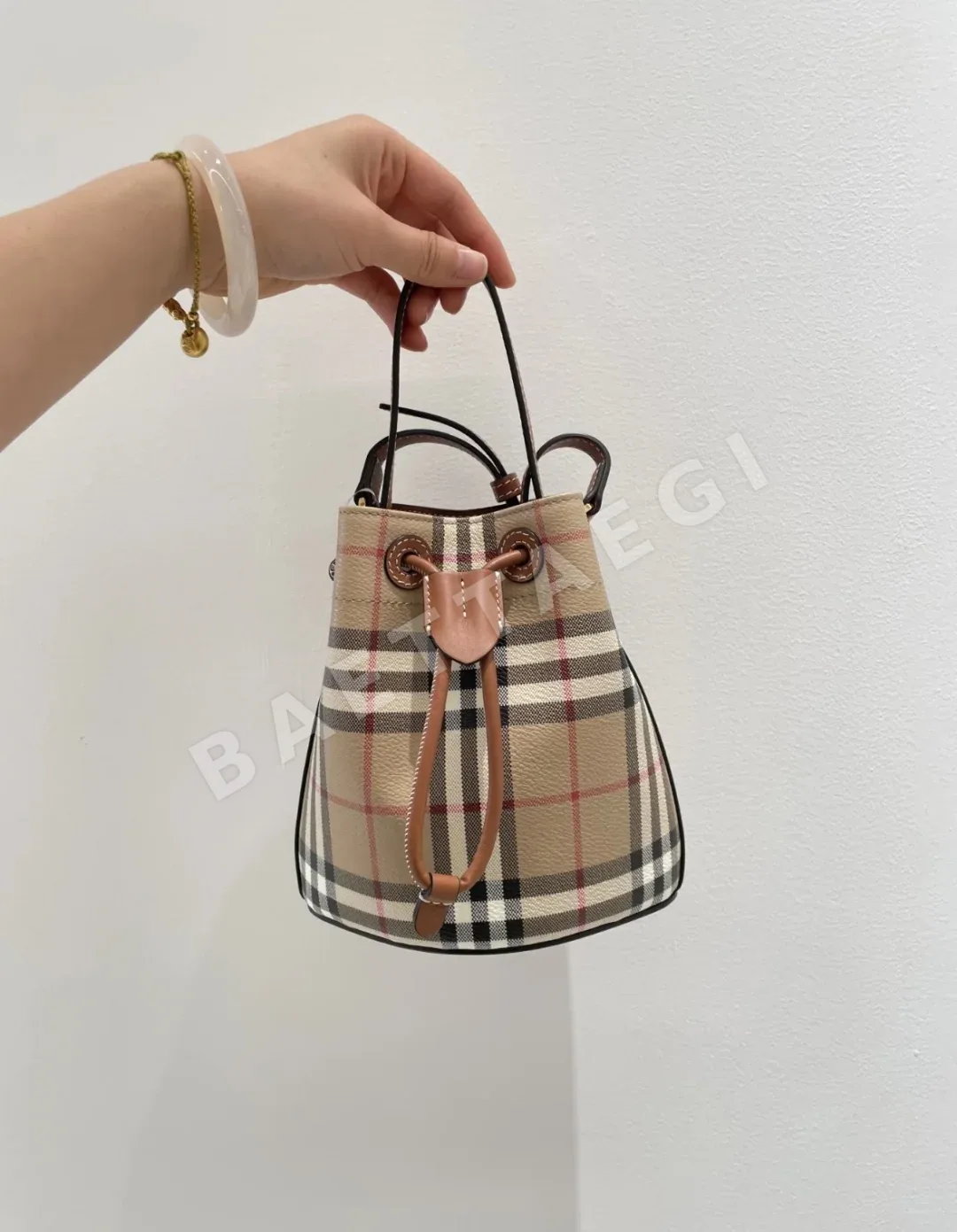 버버리 체크 패턴 미니 버킷백 상세 이미지 2