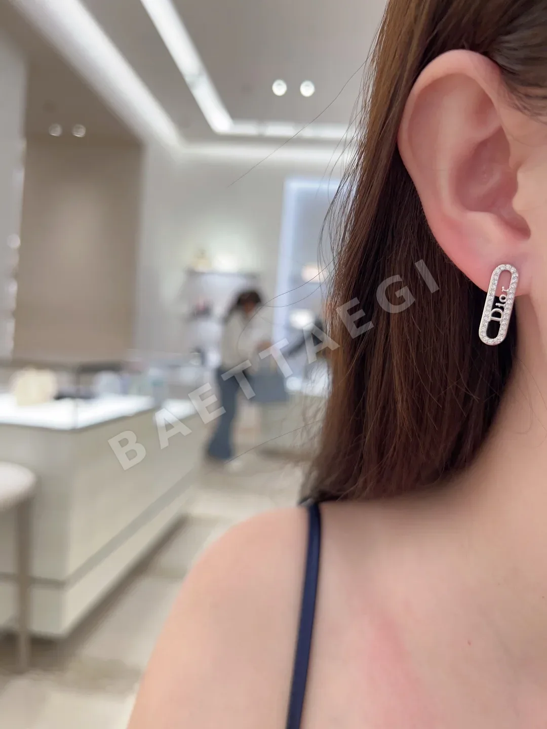 디올 오픈워크 레터 스터드 귀걸이 상세 이미지 3