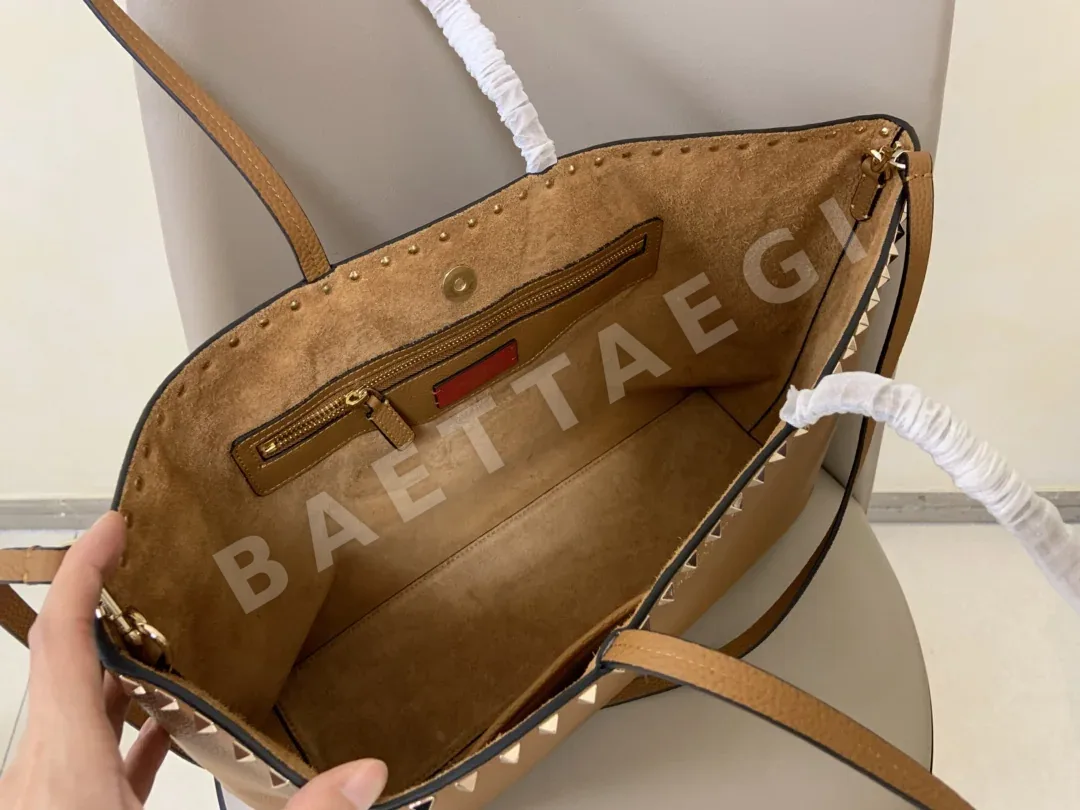 발렌티노 가라바니 락스터드 카프스킨 토트백 상세 이미지 8