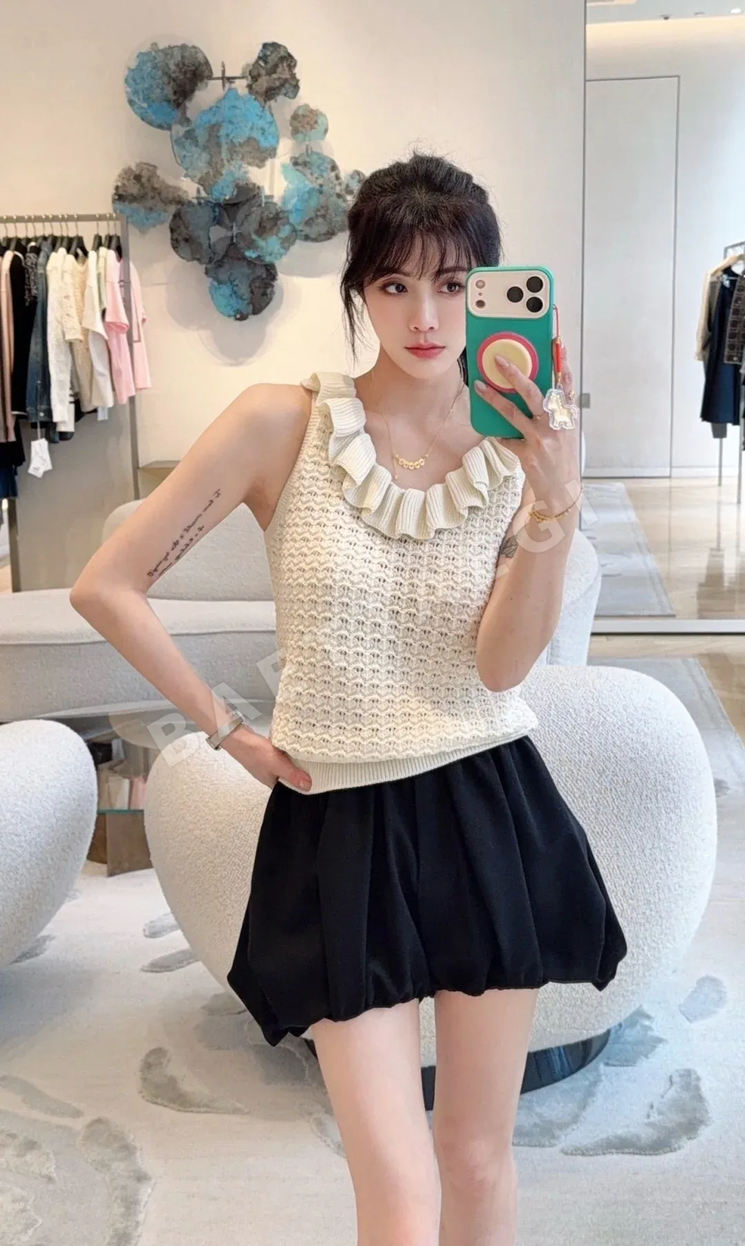 디올 프릴 네크라인 여성 반팔 니트 티셔츠 상세 이미지 3