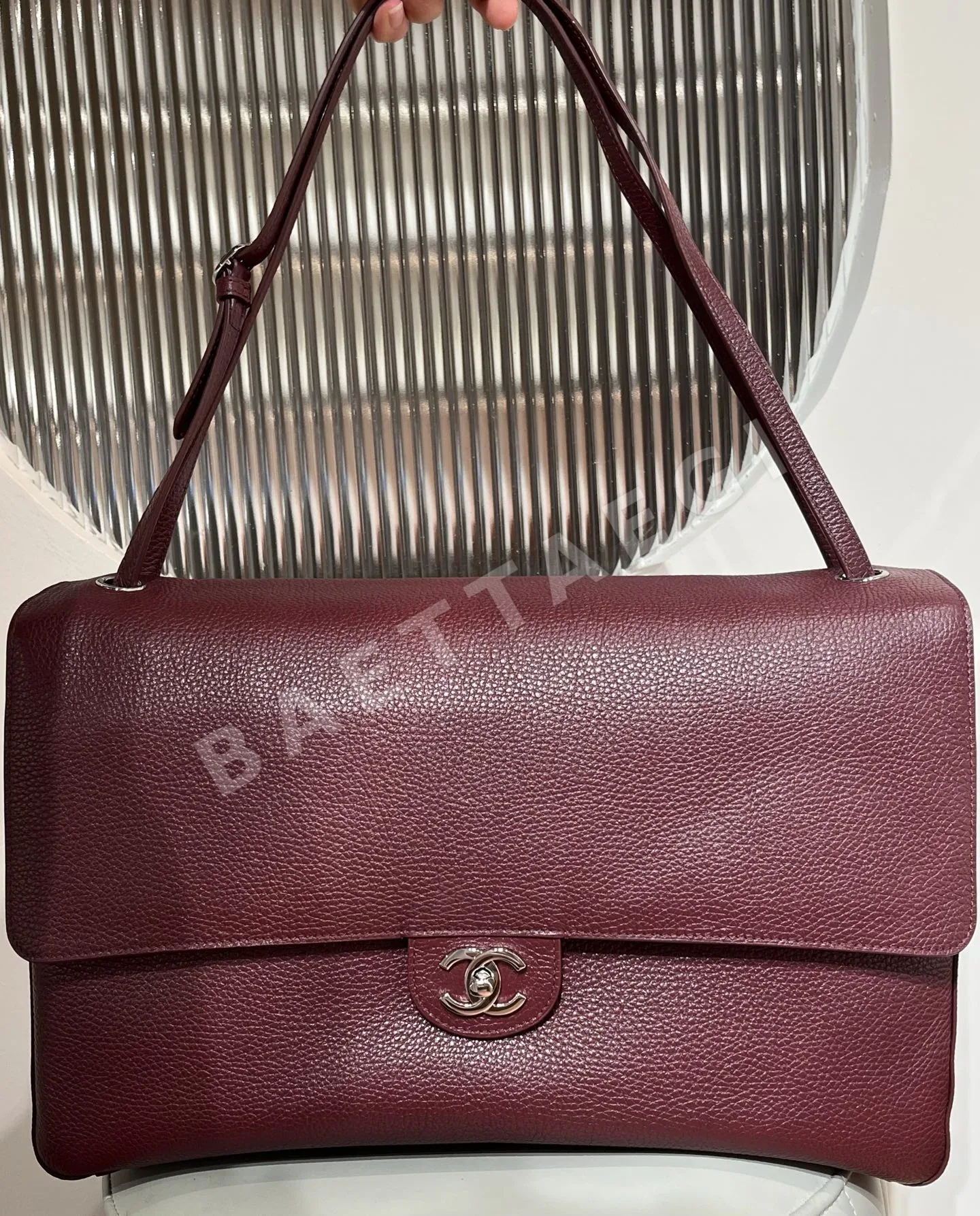 샤넬 지존 맥시 플랩 백(Grained Calfskin, AS6233) 135304