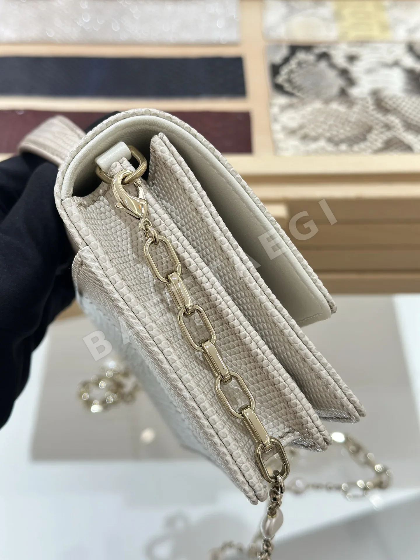 디올 진주 도마뱀 가죽 가방 상세 이미지 6