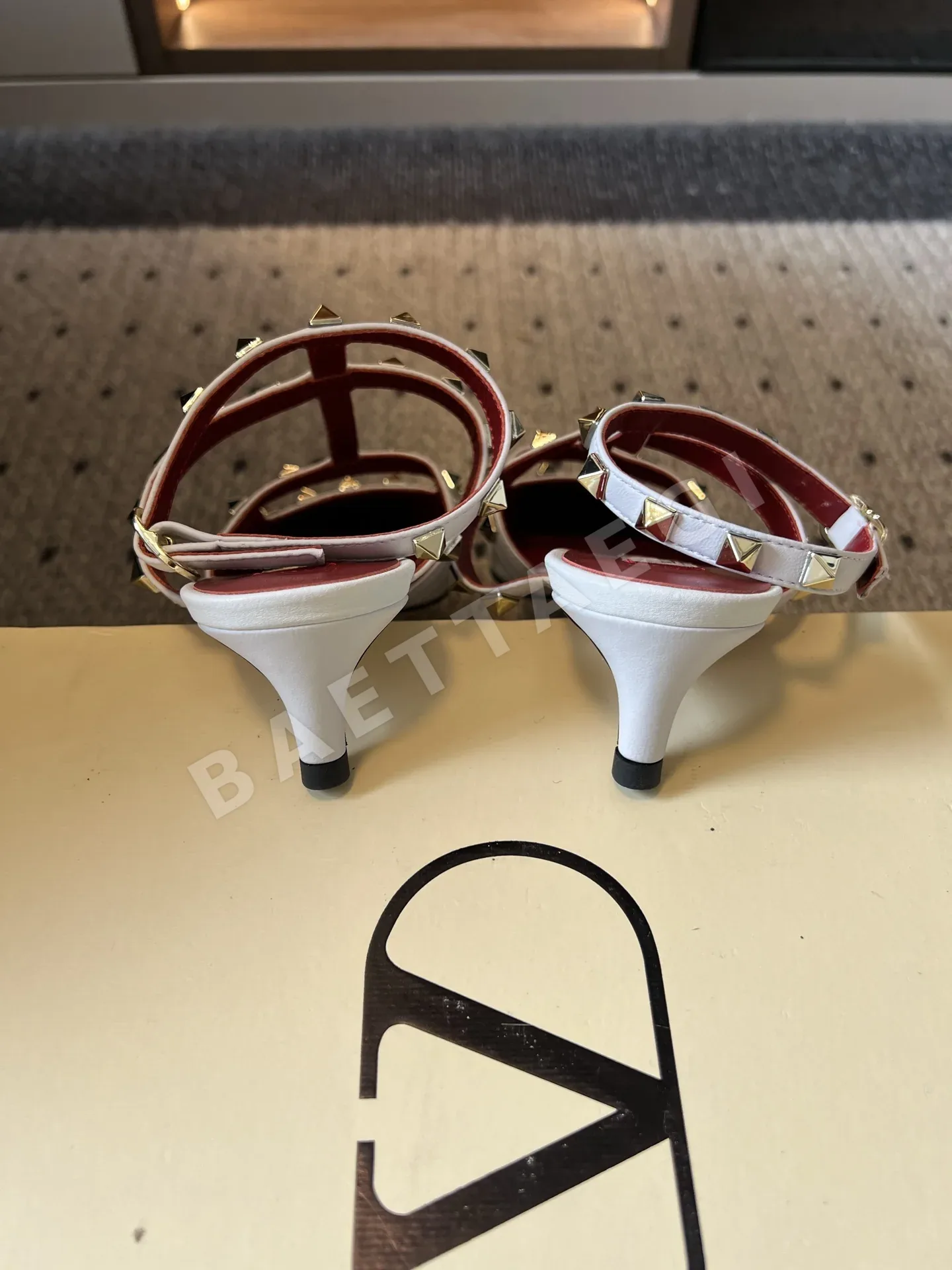발렌티노 록스터드 스니커즈 여성 가죽 장식 상세 이미지 9