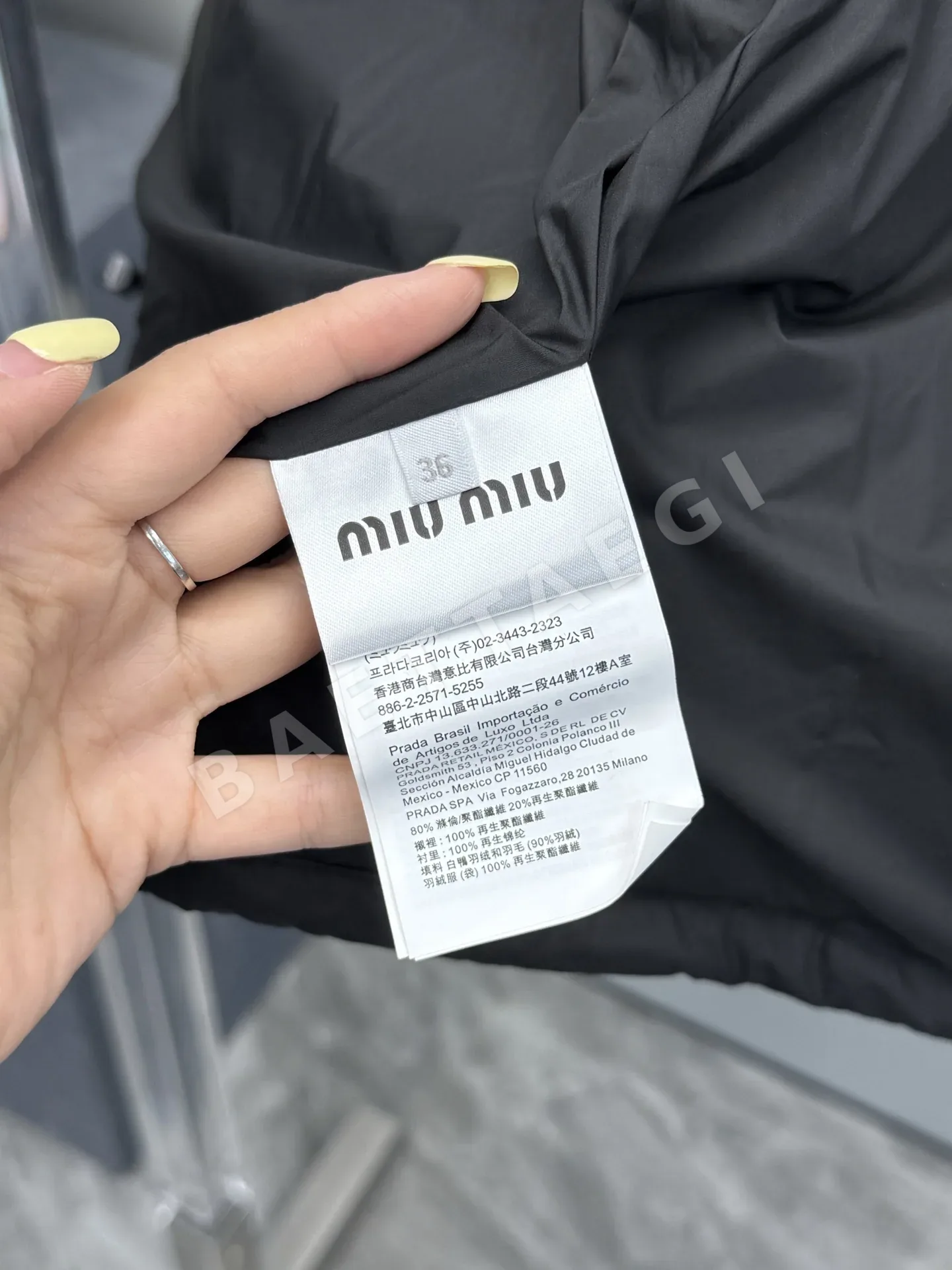미우미우 라펠 가죽 배색 노슬리브 여성 조끼 상세 이미지 8