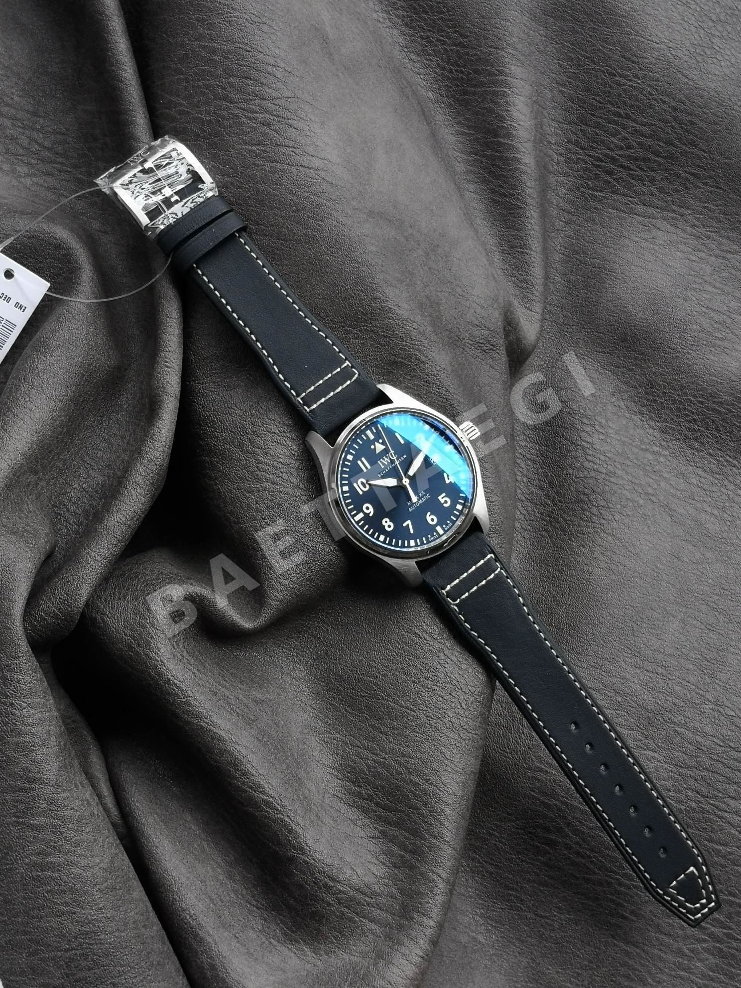 IWC 마크 XX 파일럿 시계 블랙 다이얼 사파이어 글라스 상세 이미지 6