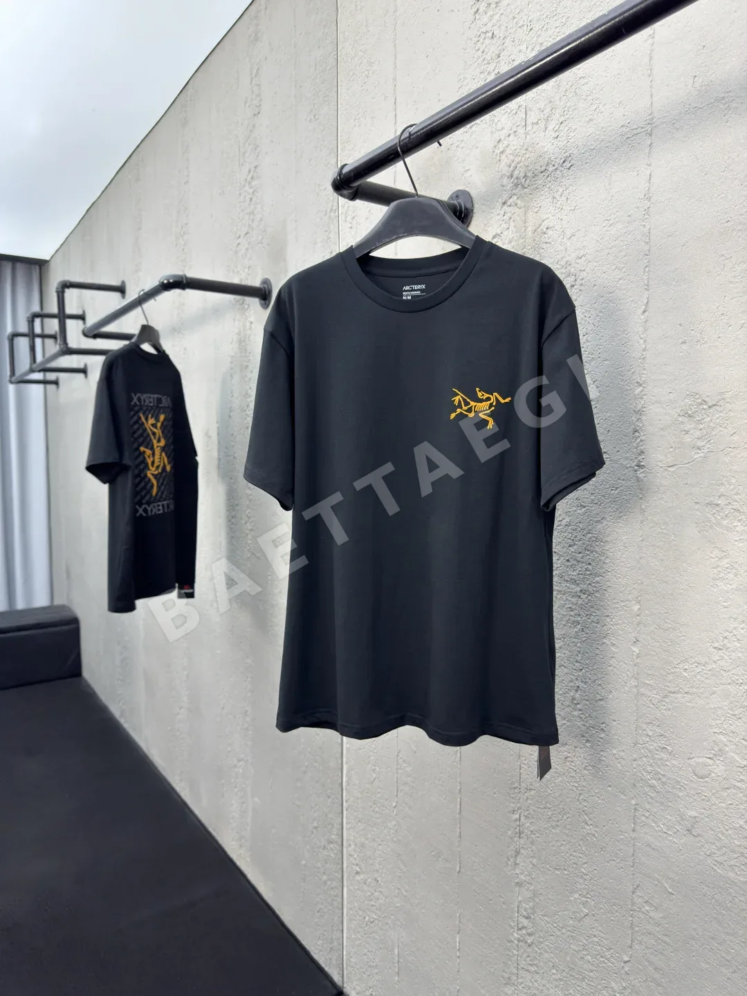 아크테릭스 남여공용 등 프린트 반팔 티셔츠 49395