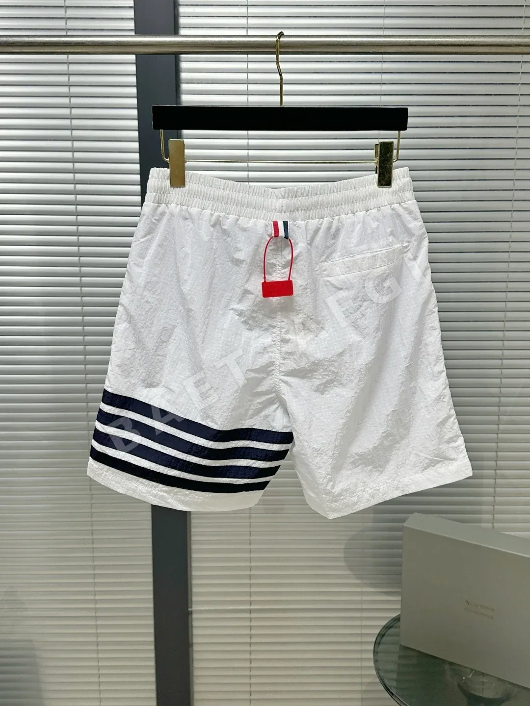 톰브라운 나일론 체크 메시 안감 4바 스트라이프 남성 반바지 상세 이미지 2