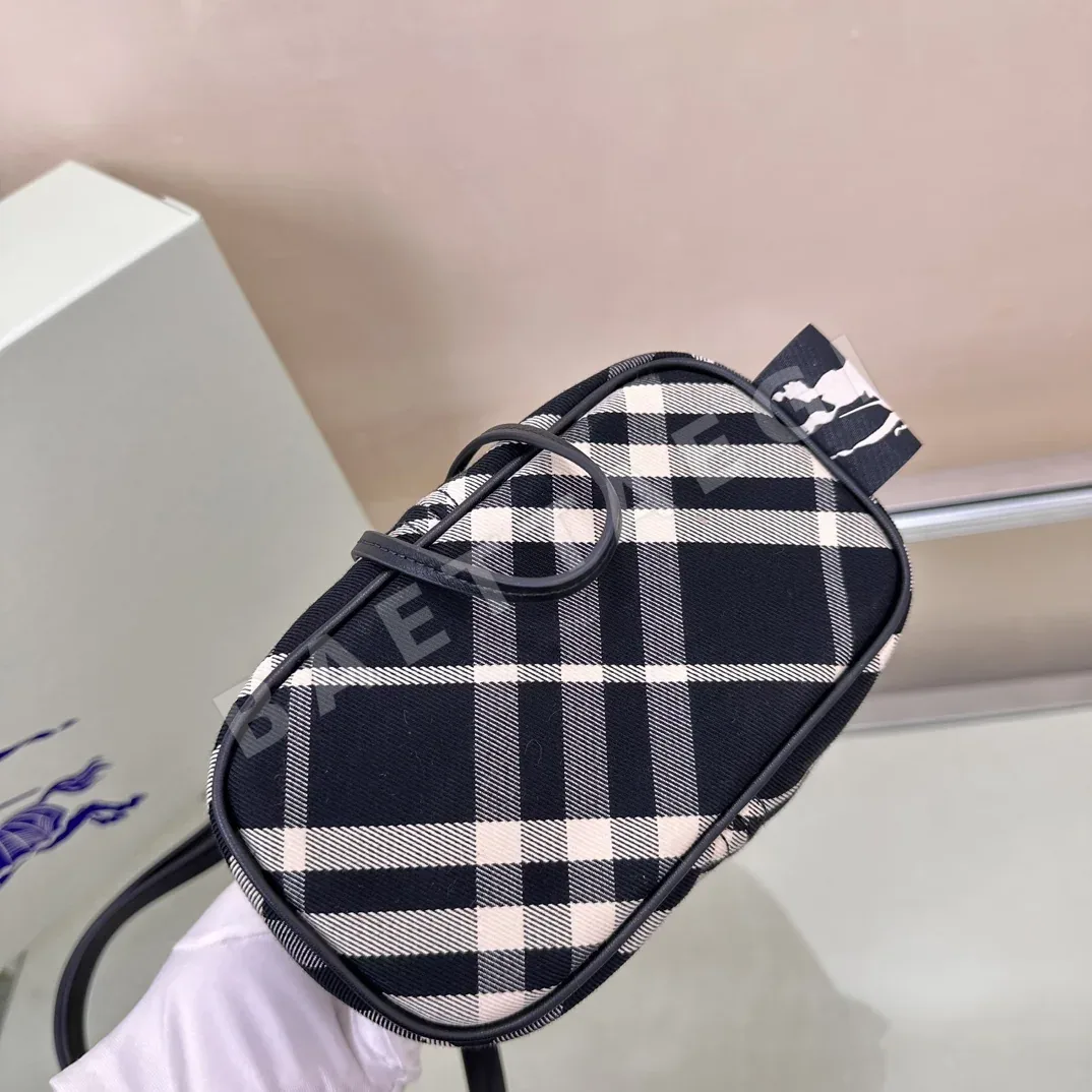 버버리 미니 버킷백 상세 이미지 5