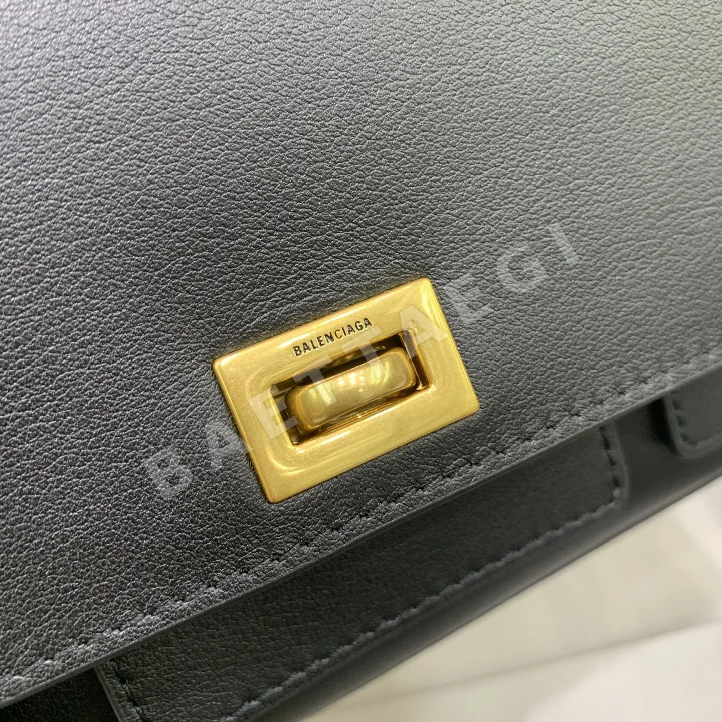 발렌시아가 벨 에어 클러치 핸드백 상세 이미지 5