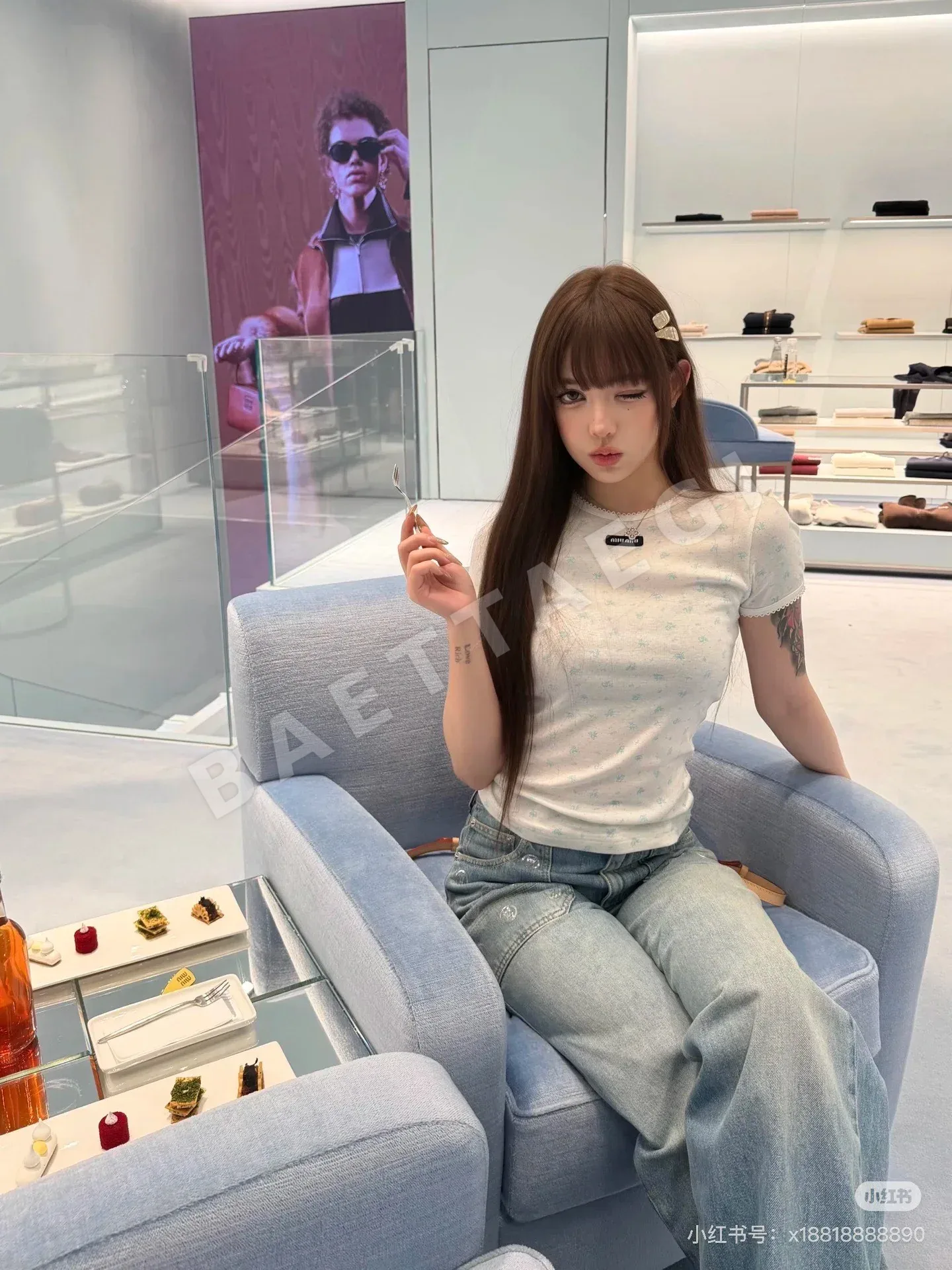 미우미우 마이크로 로고 플라워 프린트 반팔 티셔츠