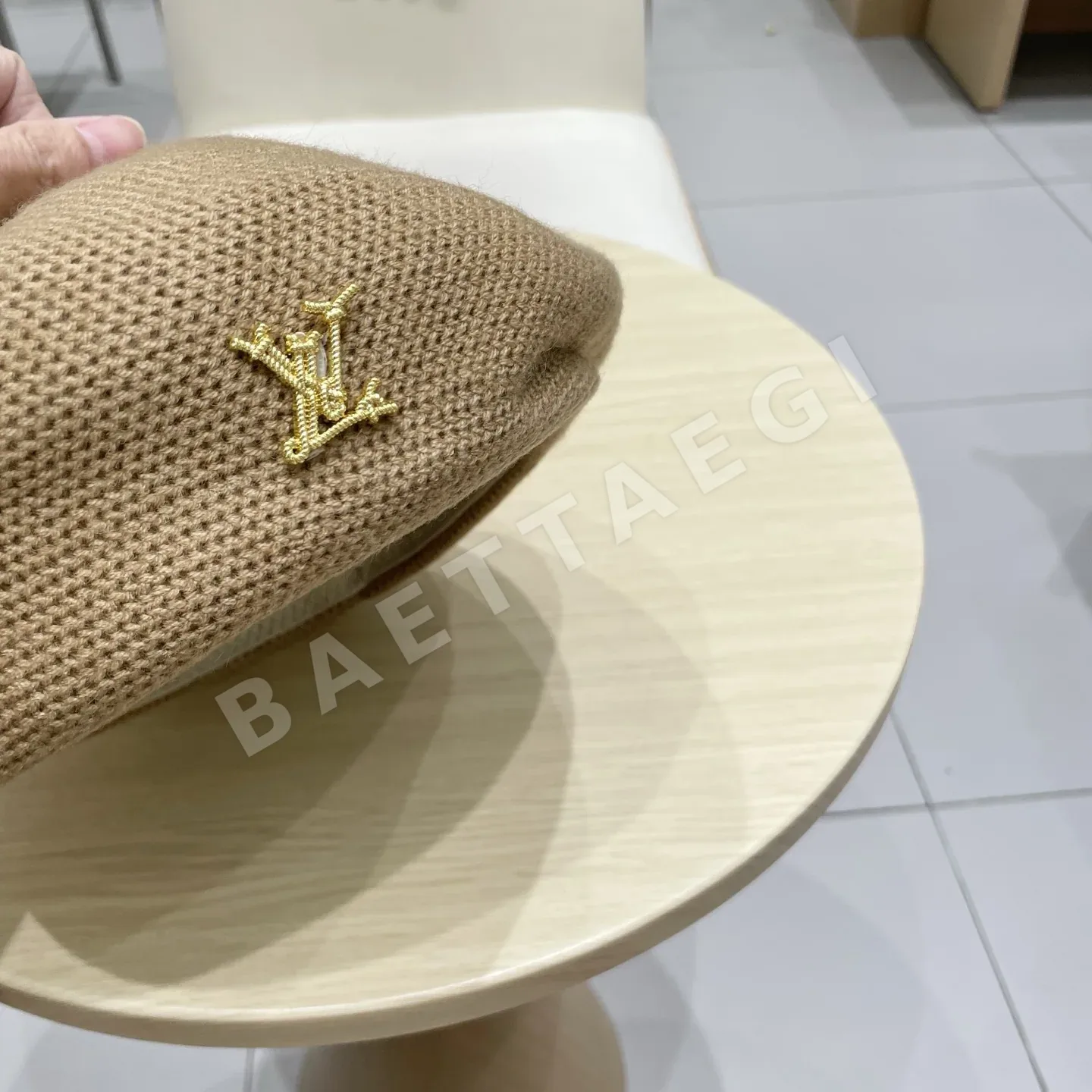 루이비통 무지 심플 베레모 여성용 모자 상세 이미지 3