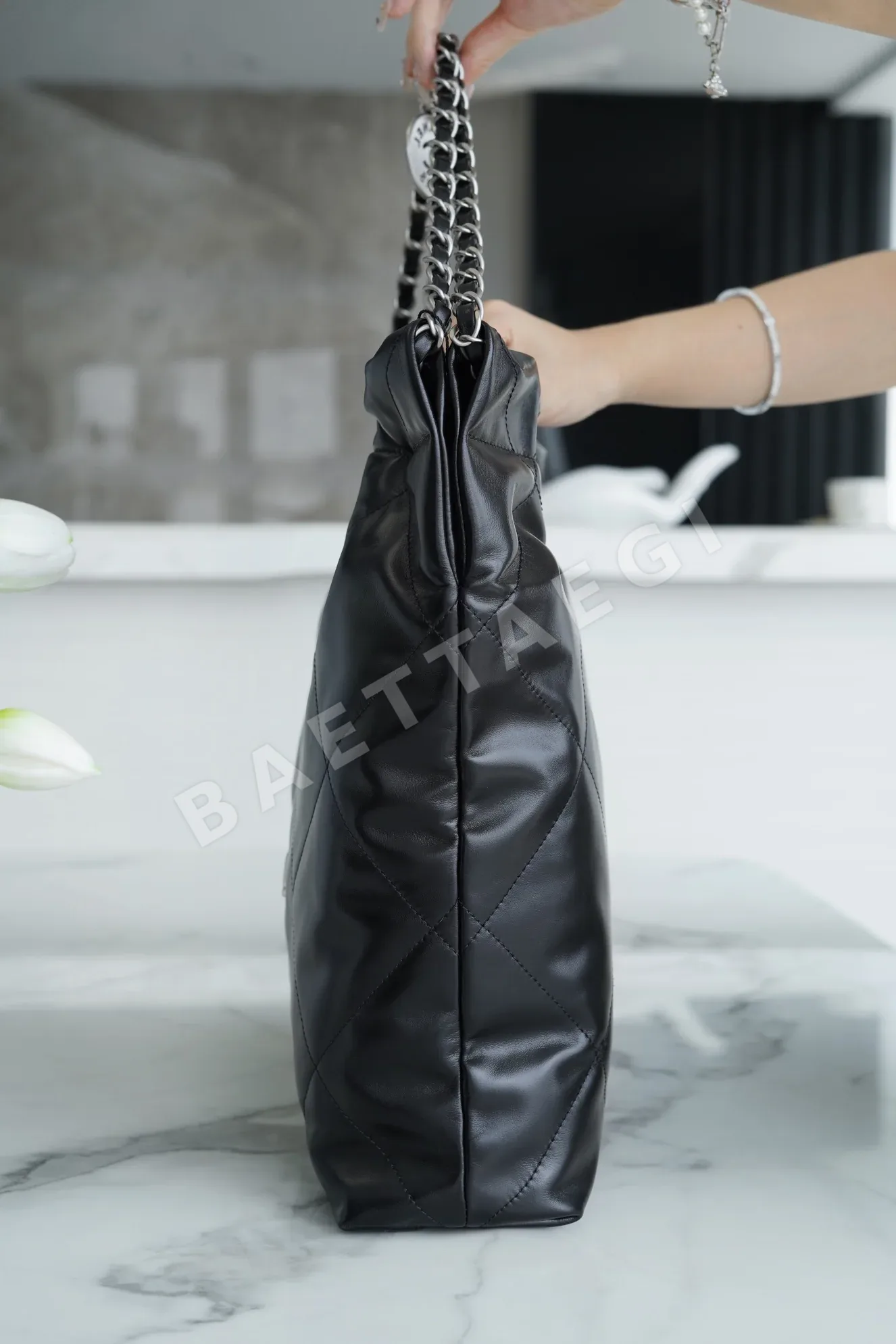 샤넬 블랙 22백 미디엄 가방 상세 이미지 4