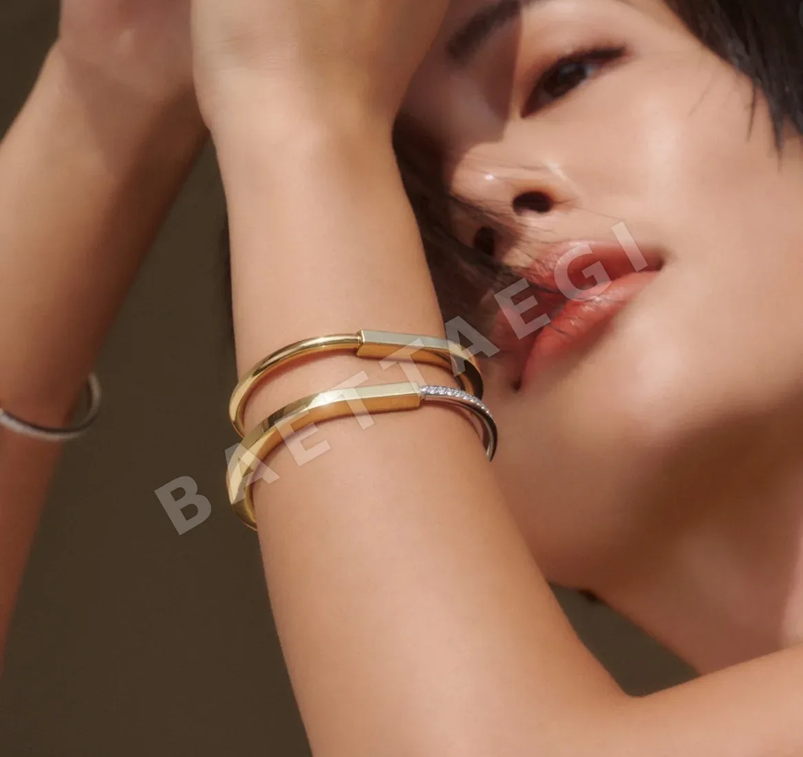 티파니 U자형 투톤 귀걸이 상세 이미지 2