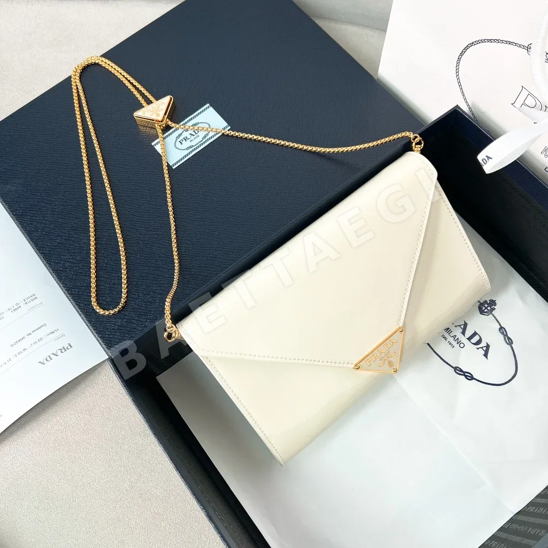 프라다 에나멜 가죽 클러치 숄더백 1BP051