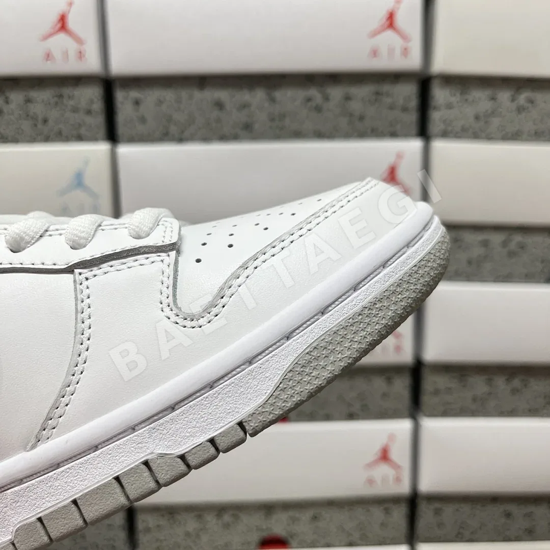 나이키 [AY] SB 덩크 로우 HQ8487-100 201034 Nike SB Dunk Low Supreme 94 White Metallic 상세 이미지 8