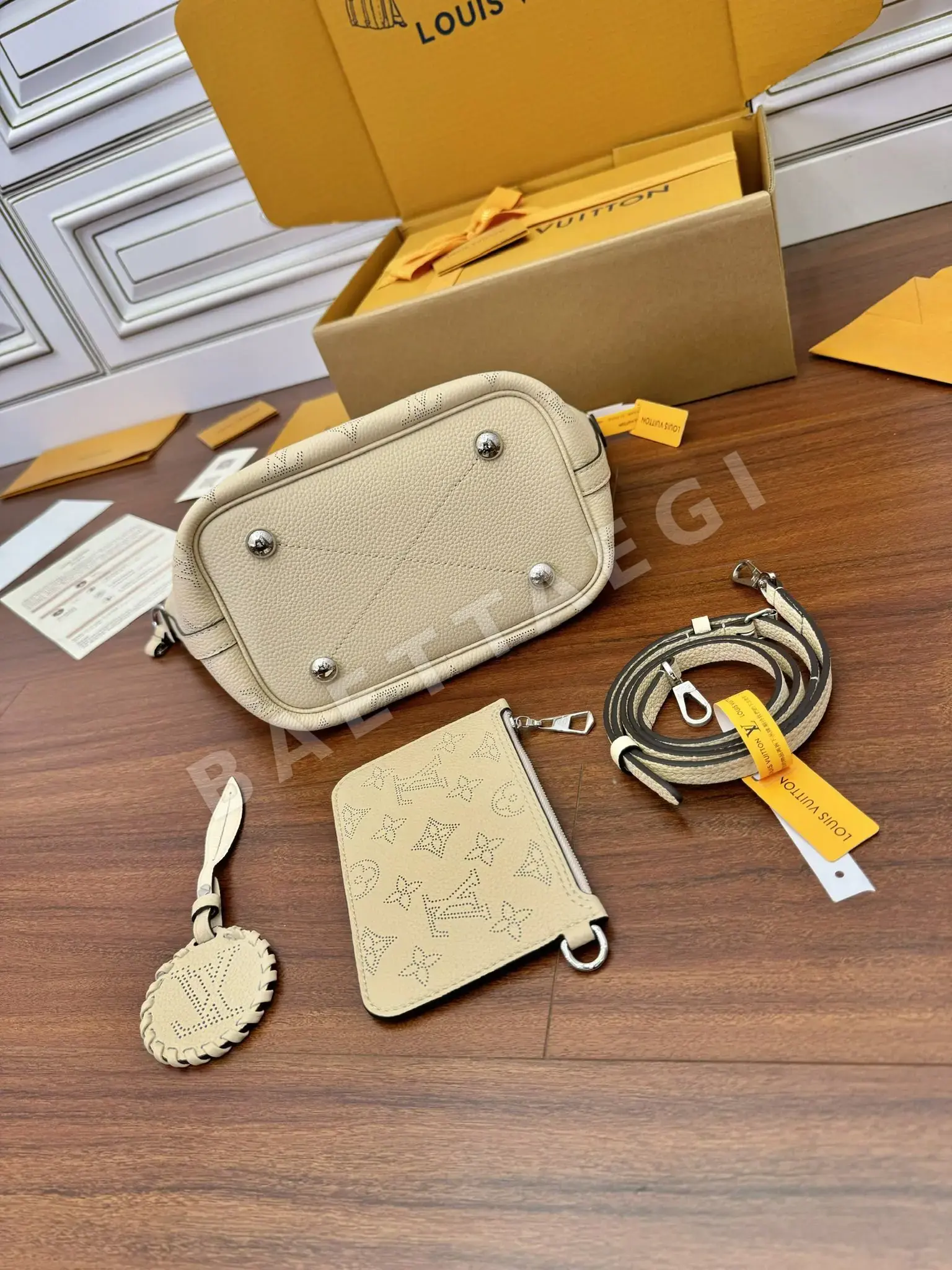 루이비통 M21909 가방 상세 이미지 8