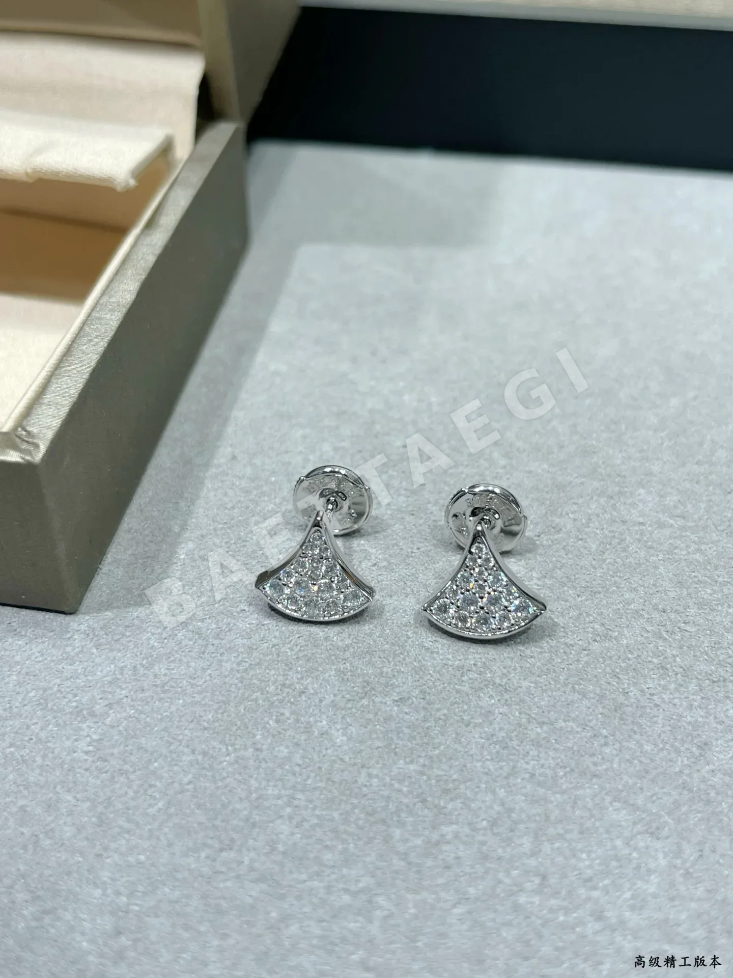 불가리 V 도금 골드 다이아몬드 귀걸이 상세 이미지 5