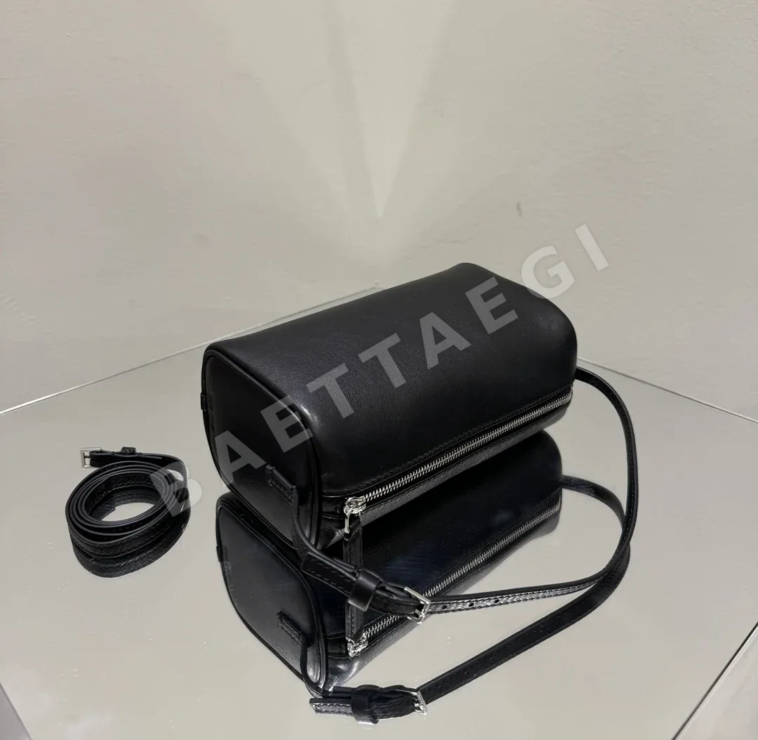 더로우 은색 버클 지퍼 미니 크로스백 상세 이미지 5